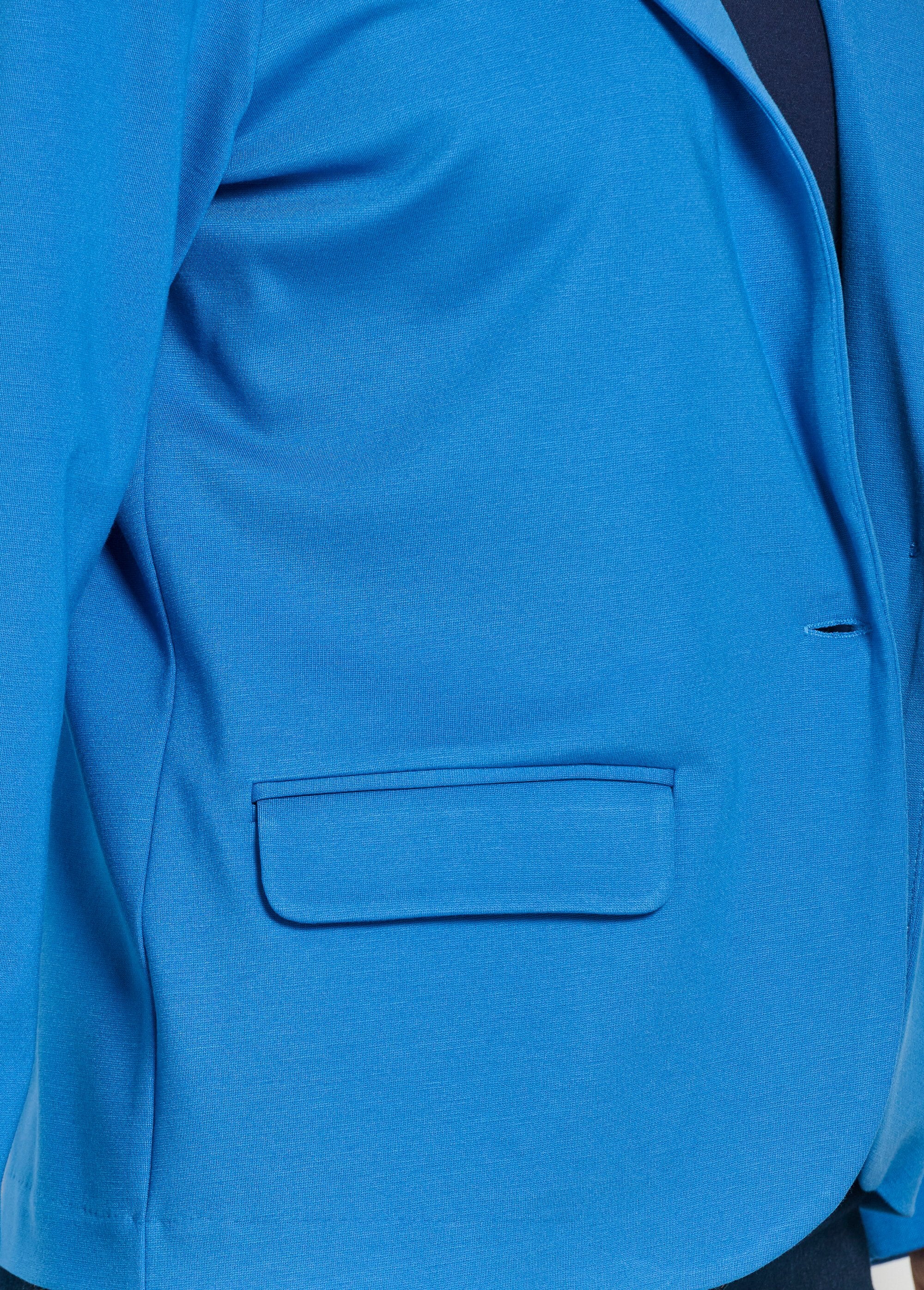 Rechte_jas_met_knopen_in_effen_milaanbreisel_Bleu_mykonos_DE1_curvy