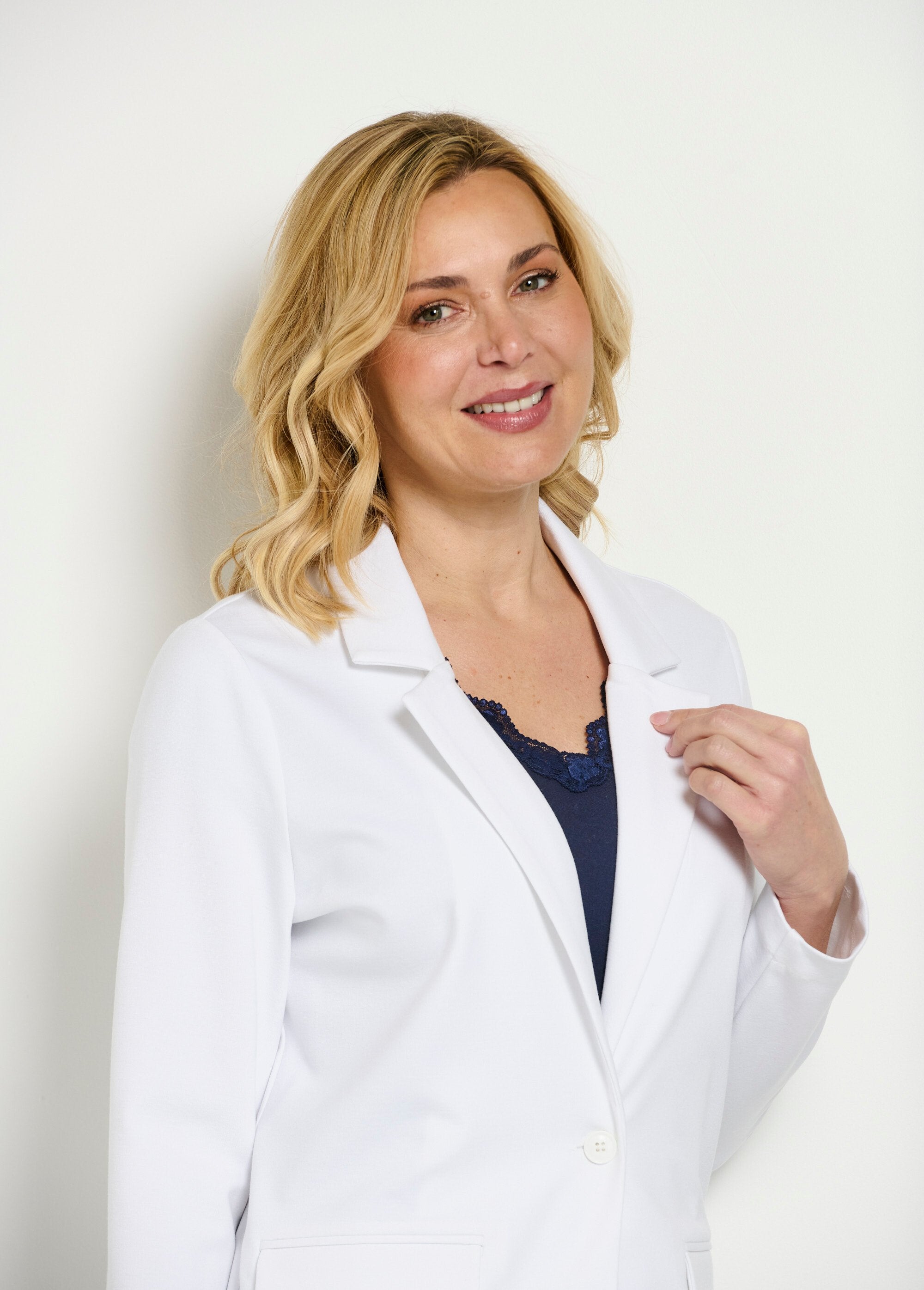 Rechte_jas_met_knopen_in_effen_milaanbreisel_Blanc_DE1_slim