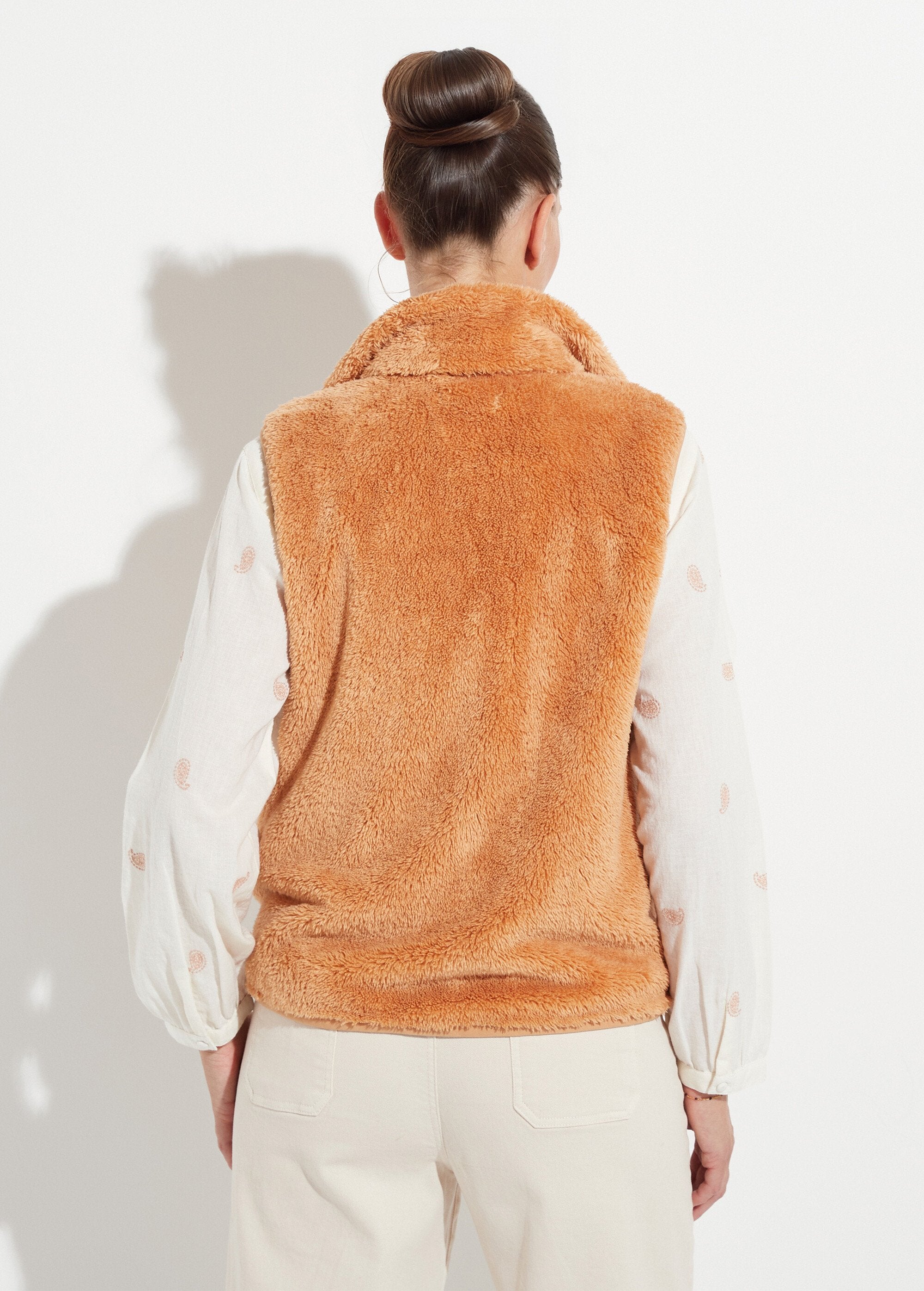 Veste_fausse_fourrure_sans_manches_col_montant_Chamois_DO1_slim