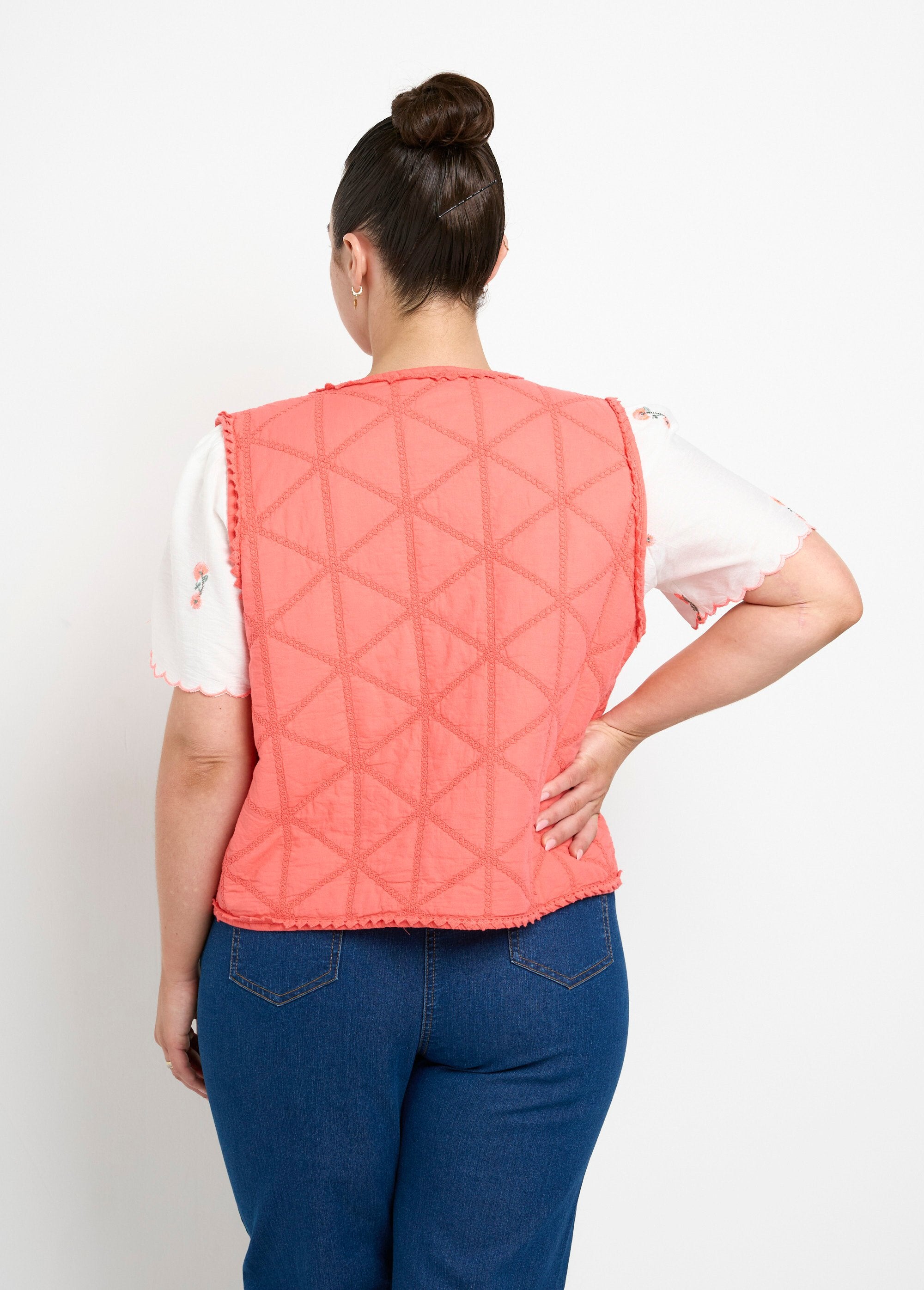 Mouwloos_gewatteerd_jack_met_borduursel_Corail_DO1_curvy