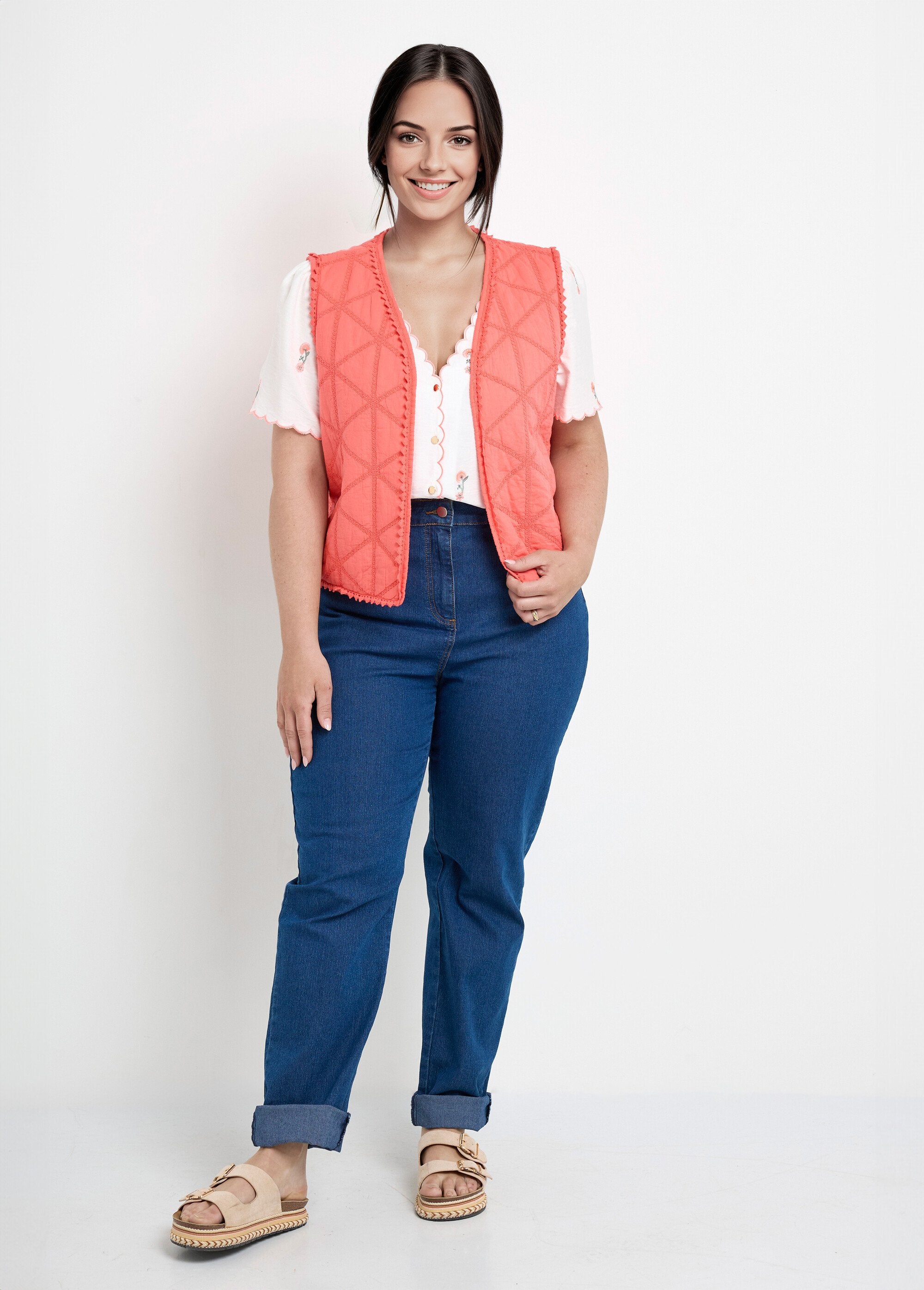 Mouwloos_gewatteerd_jack_met_borduursel_Corail_SF1_curvy