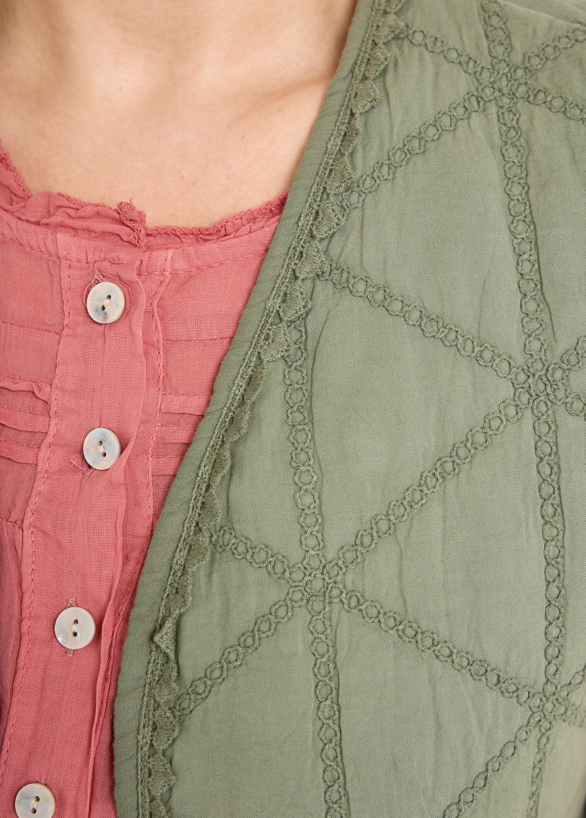 Mouwloos_gewatteerd_jack_met_borduursel_Kaki_DE2_curvy