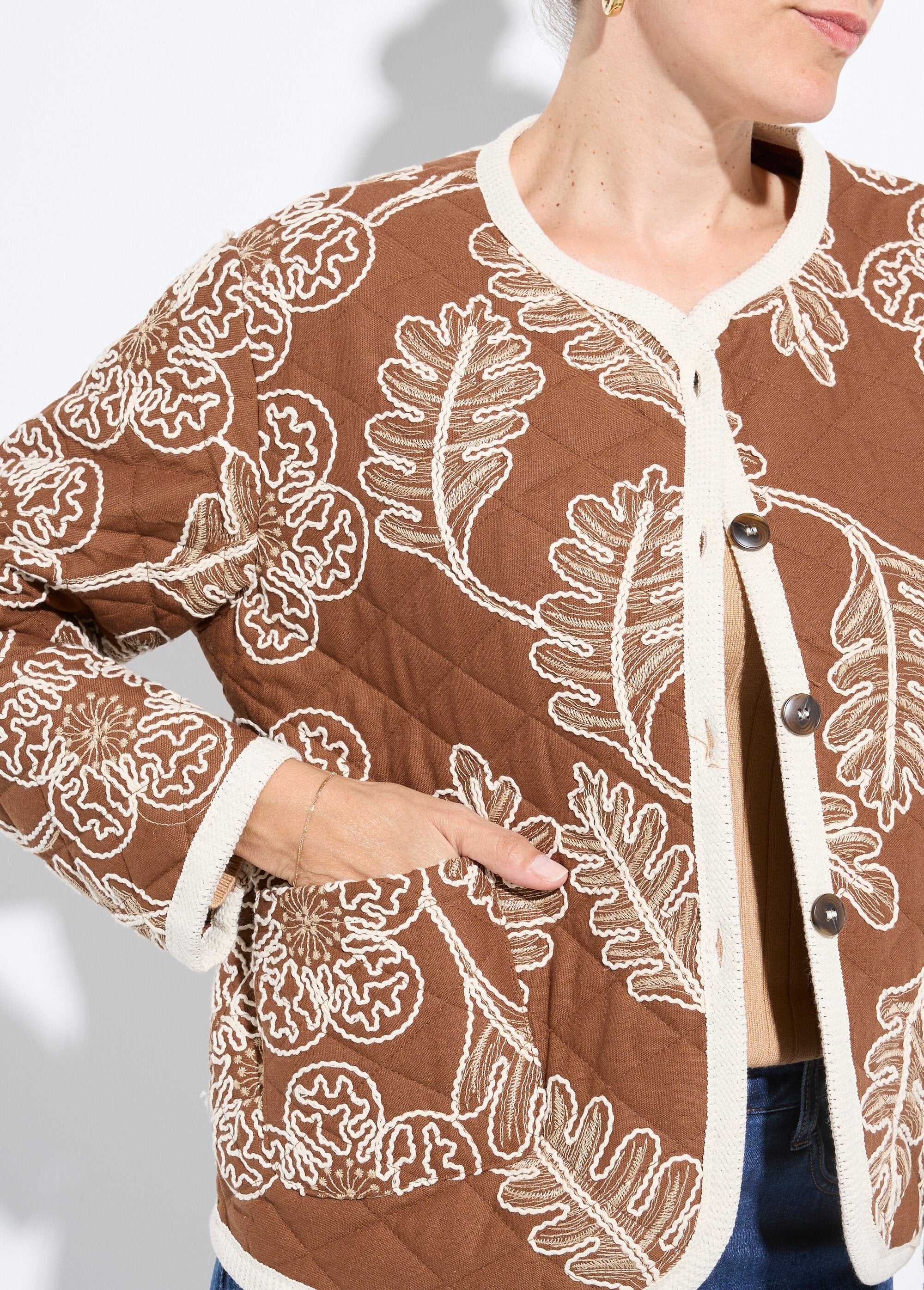 Gewatteerd_jack_met_keperborduursel_Camel_DE1_slim