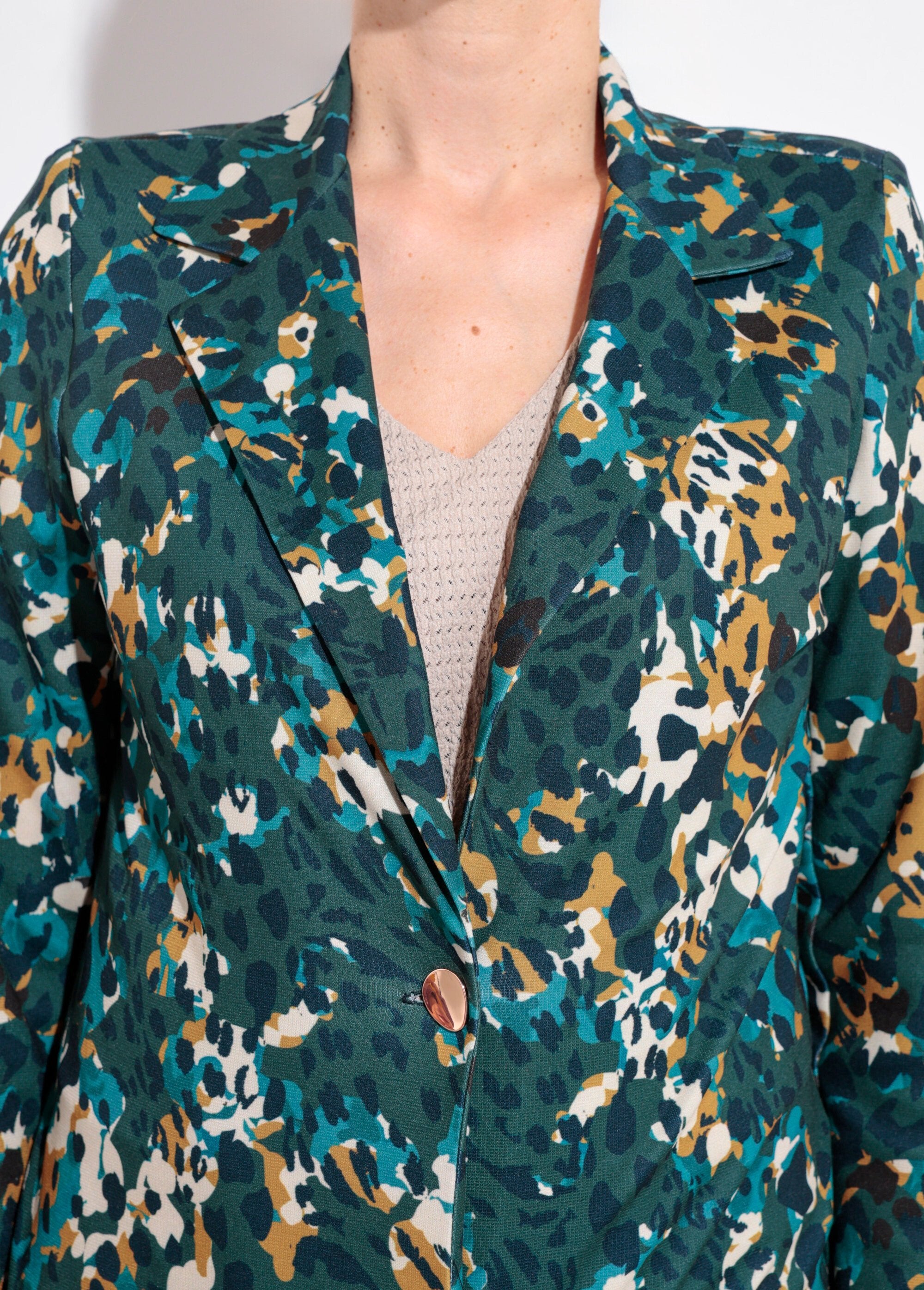 Kunstzinnig_patroonjasje_met_metalen_juweelknoop_Canard_et_jaune_DE1_slim