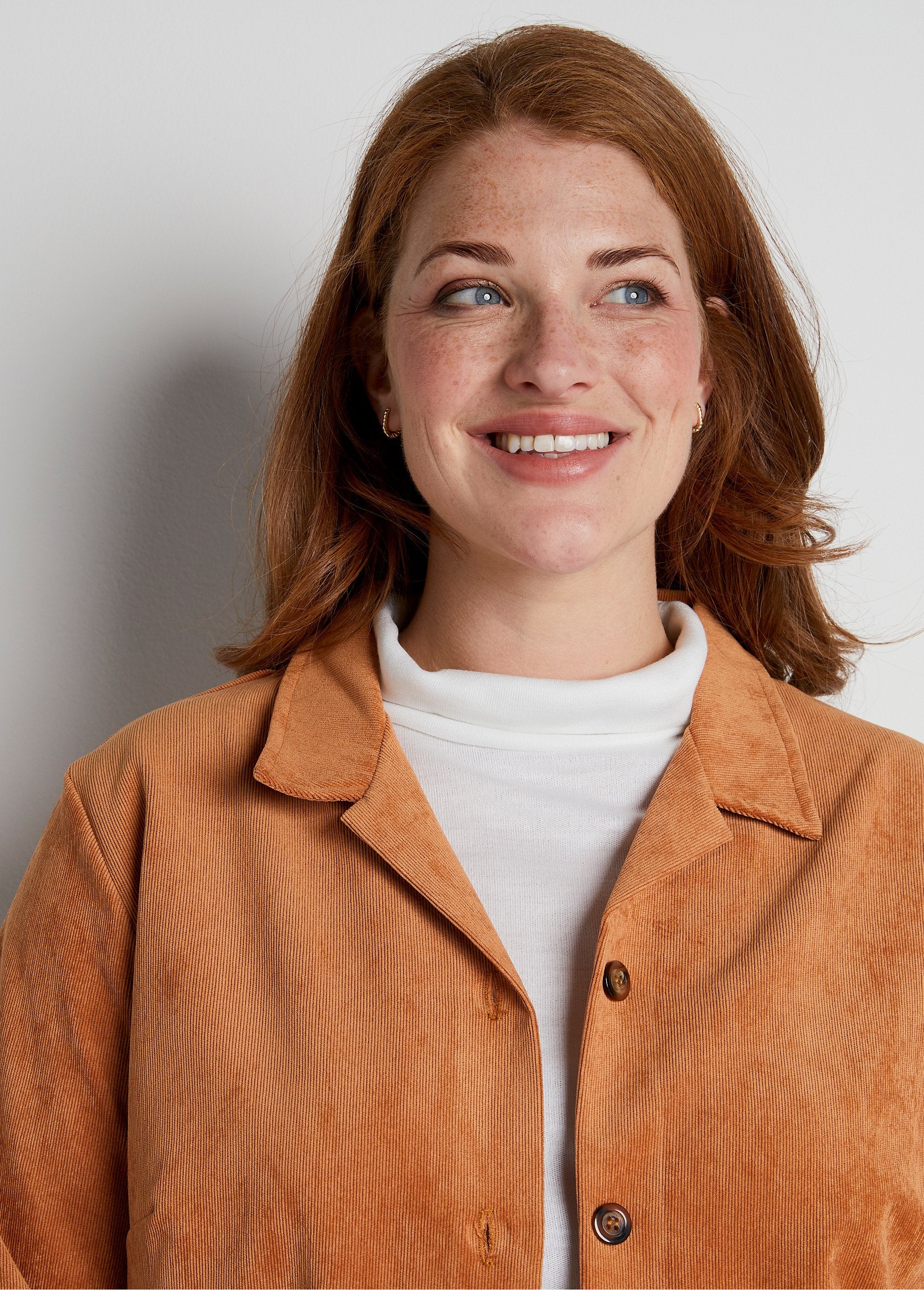 Milleraies_fluwelen_overhemdjasje_met_getailleerde_kraag_Karamel_DE1_curvy