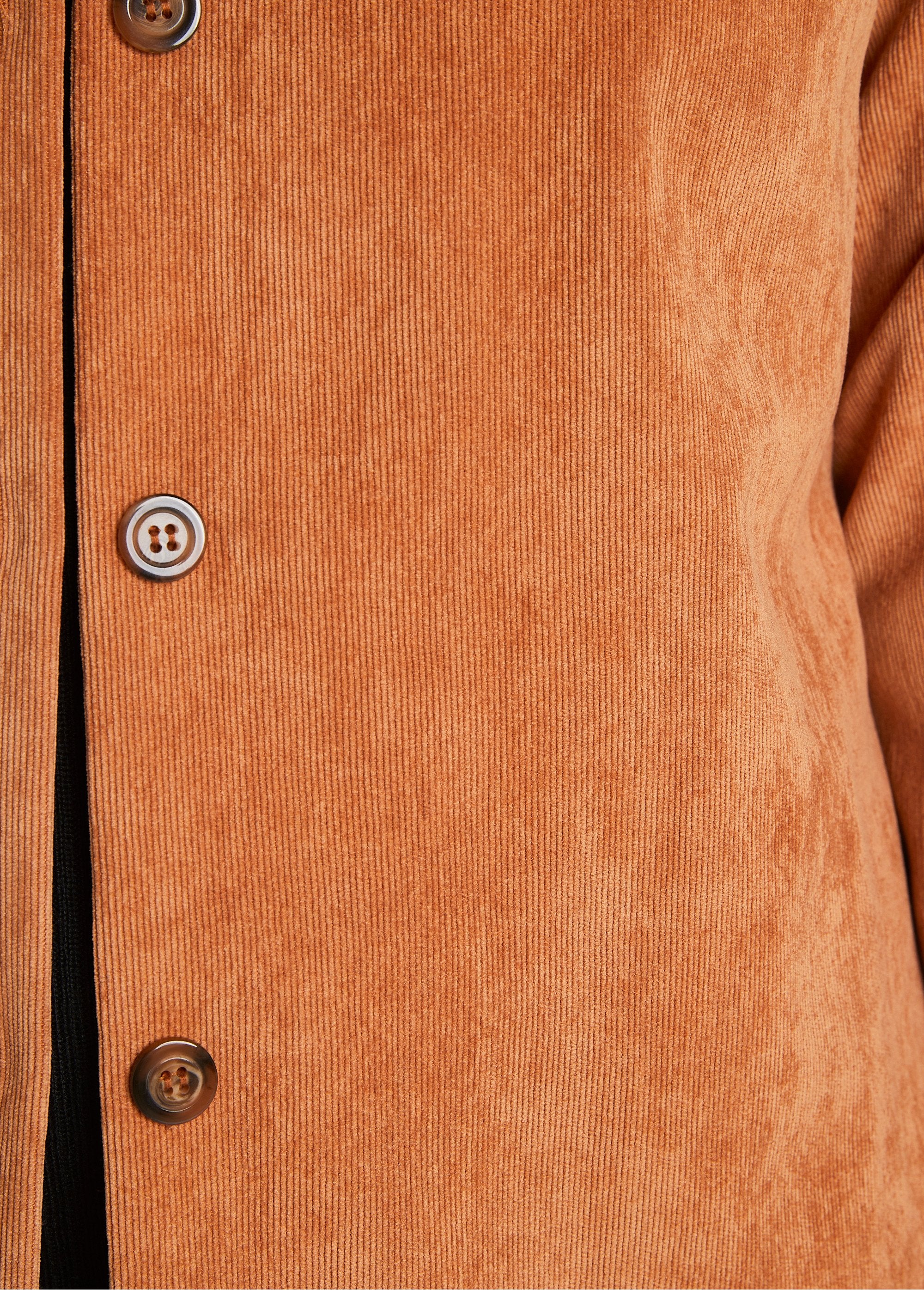 Milleraies_fluwelen_overhemdjasje_met_getailleerde_kraag_Karamel_DE4_slim
