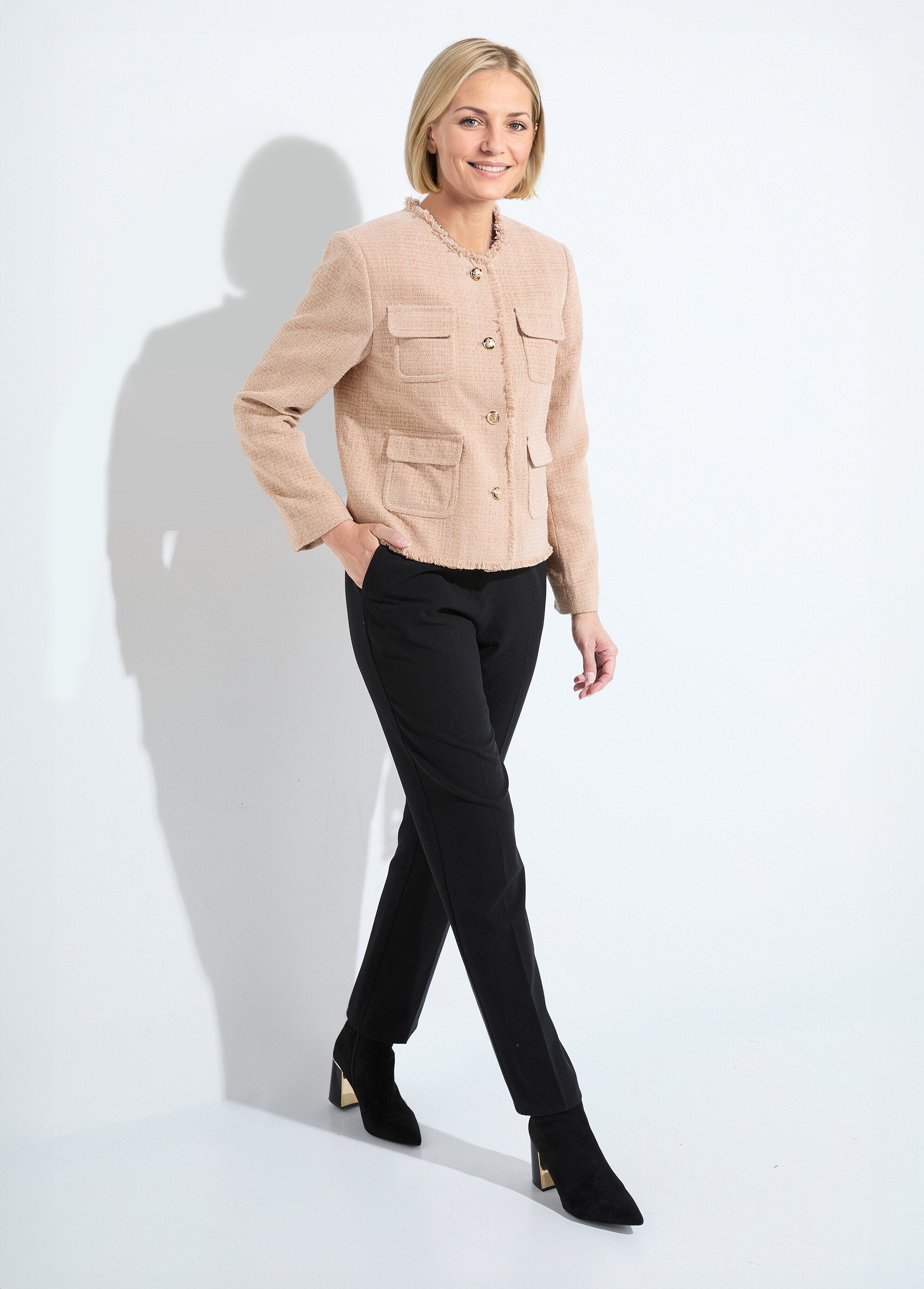 Tweed_jasje_zonder_kraag_met_franjes_en_knopen_Amande_SF1_slim