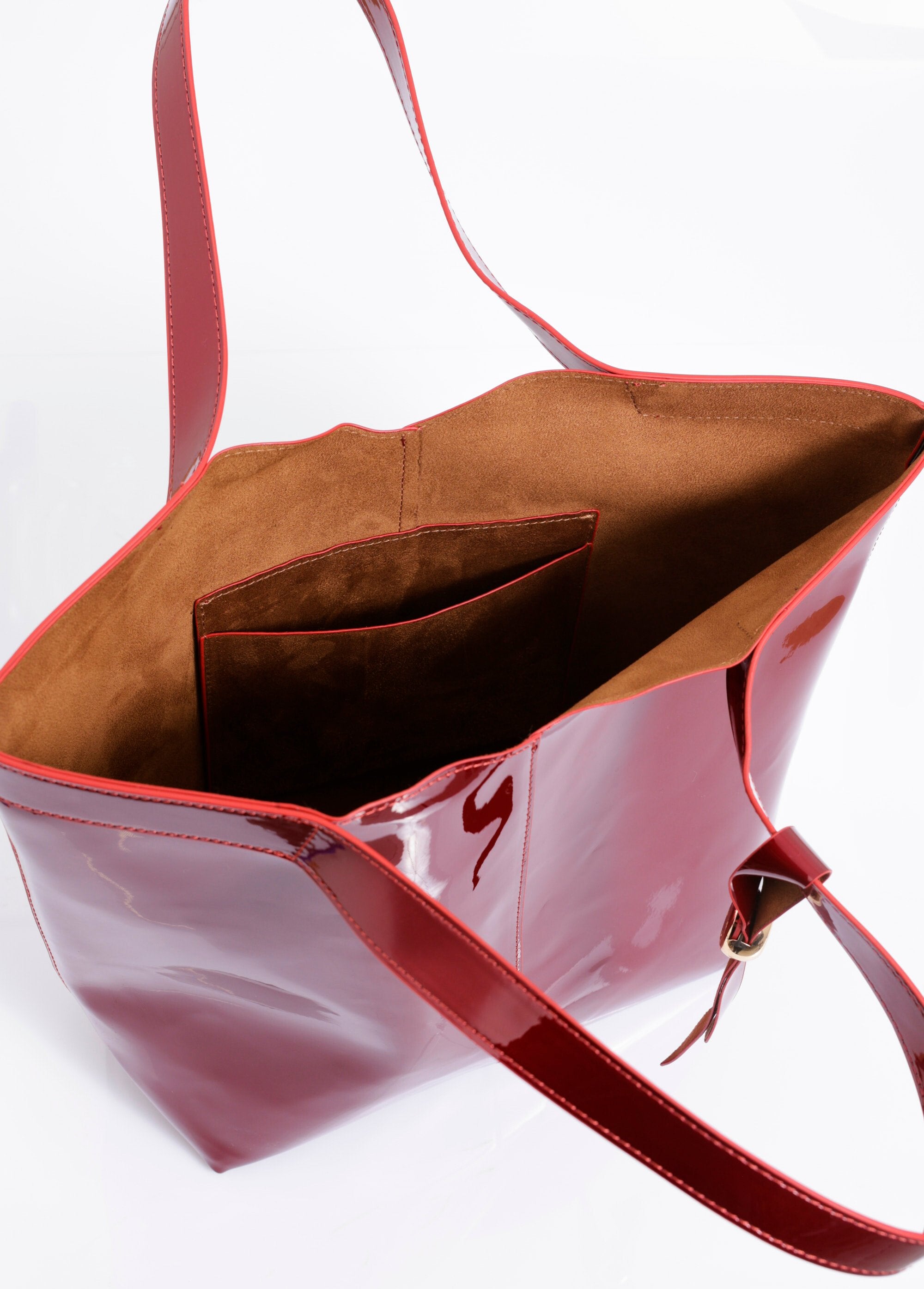 Sac_cabas_vernis_avec_anses_et_gri_gri_Vernis_rouge_DE2_slim