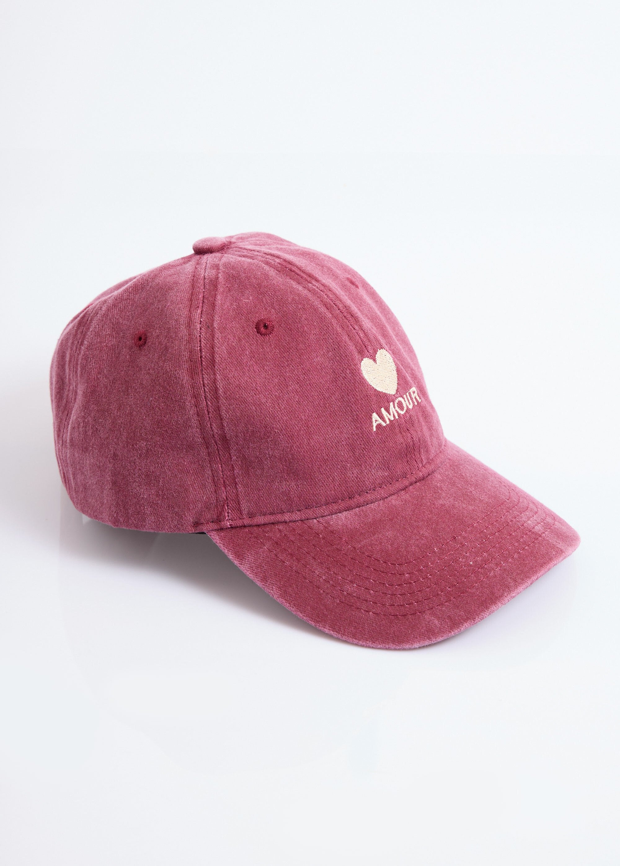 Cap_van_used_denim,_geborduurd_hartje_Bordeaux_FA1_slim