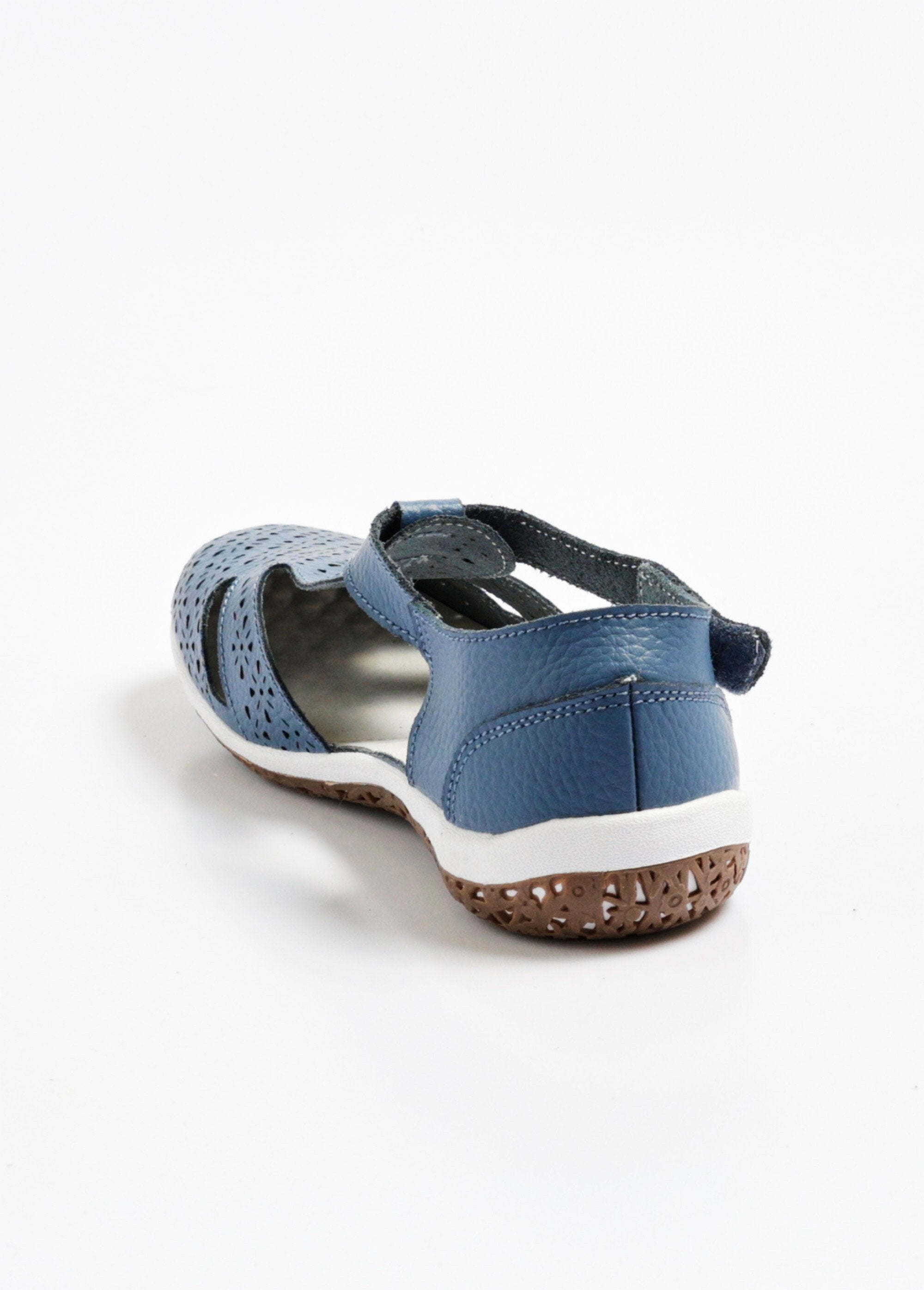 Comfortabele_opengewerkte_leren_ballerina's_met_klittenbandsluiting_Bleu_DO1_slim