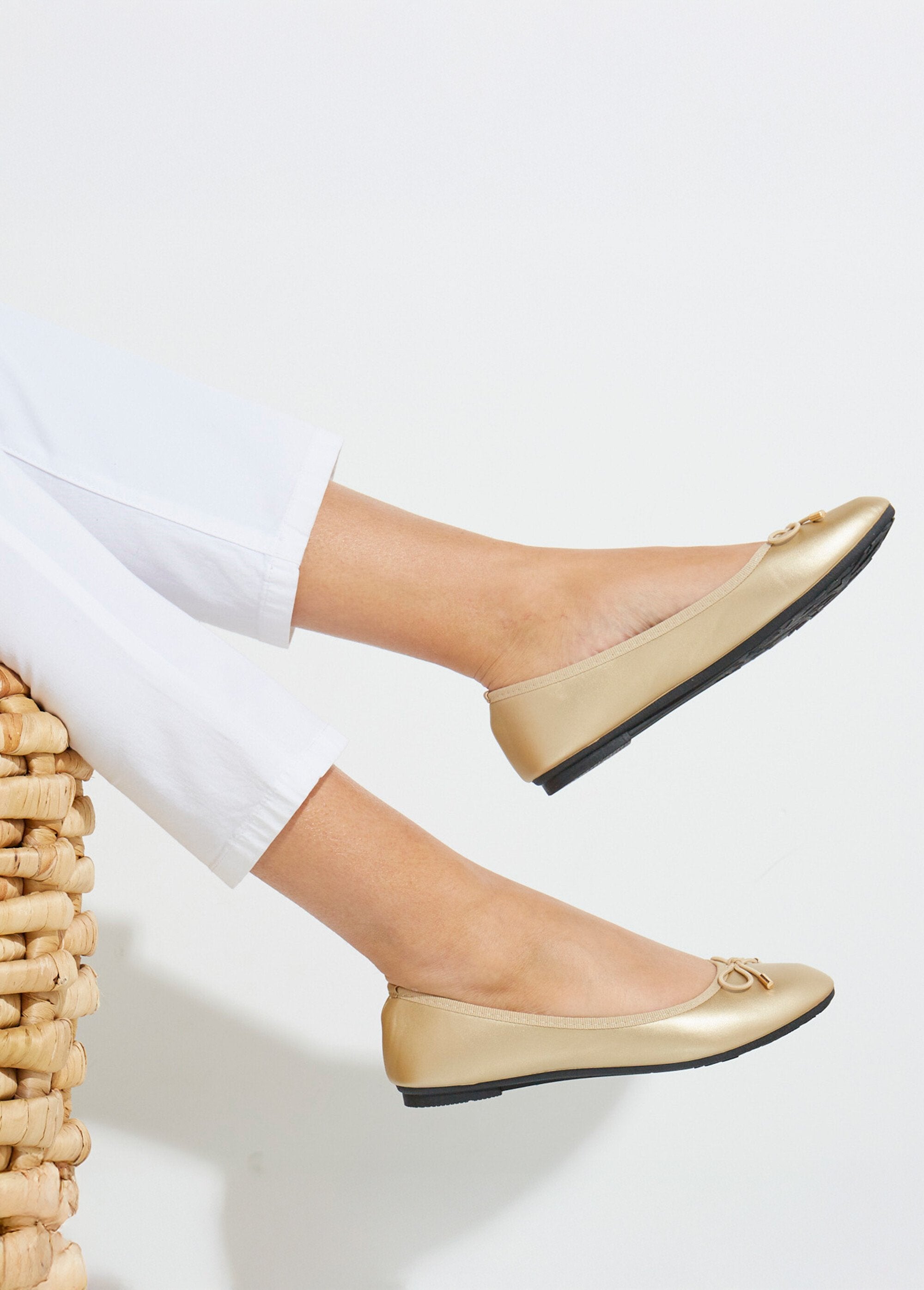 Ballerina's_met_platte_hakken_en_strikje_Dore_SF1_slim