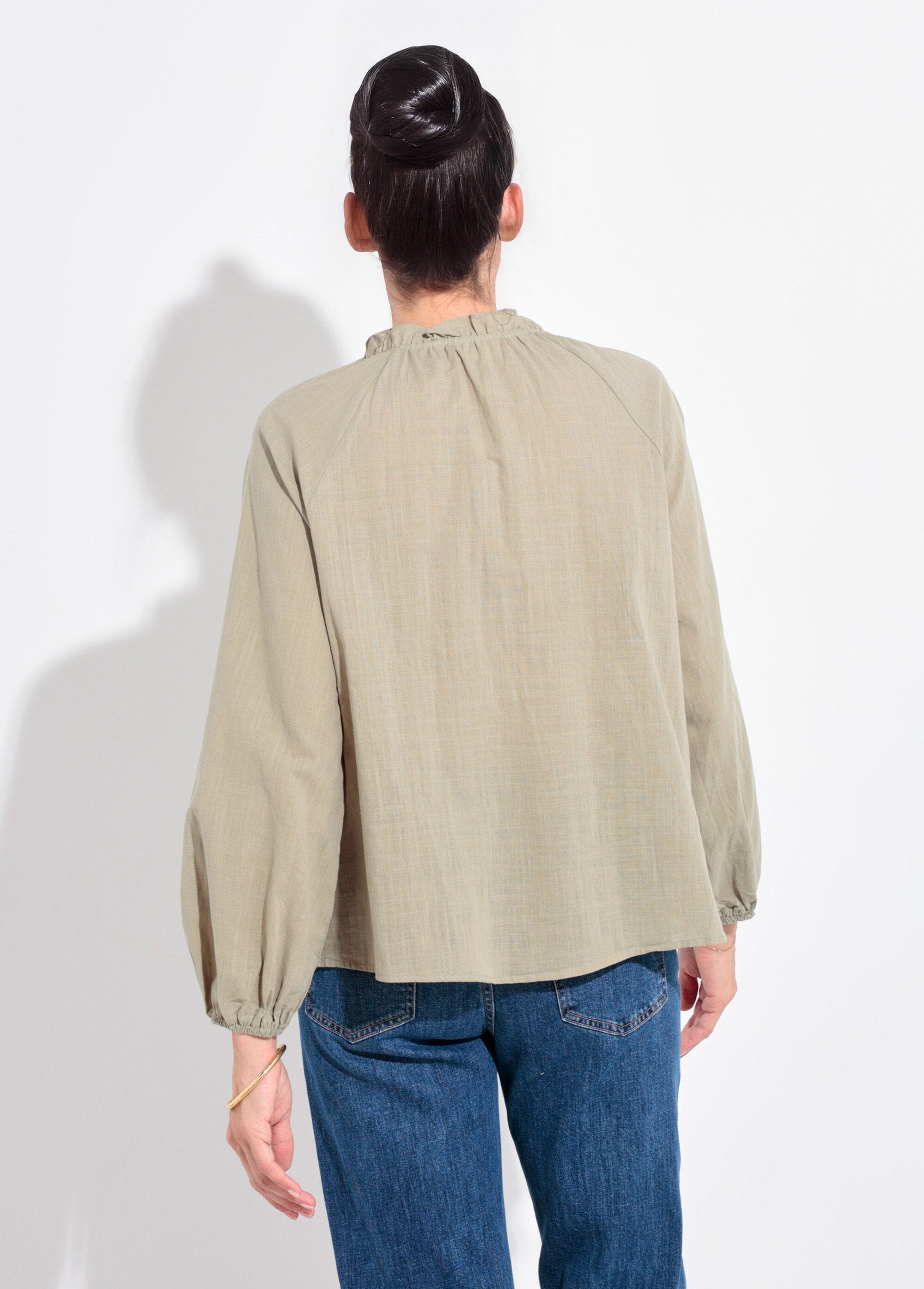 Losvallende_blouse_met_V-hals_en_striksluiting_Kaki_DO1_slim