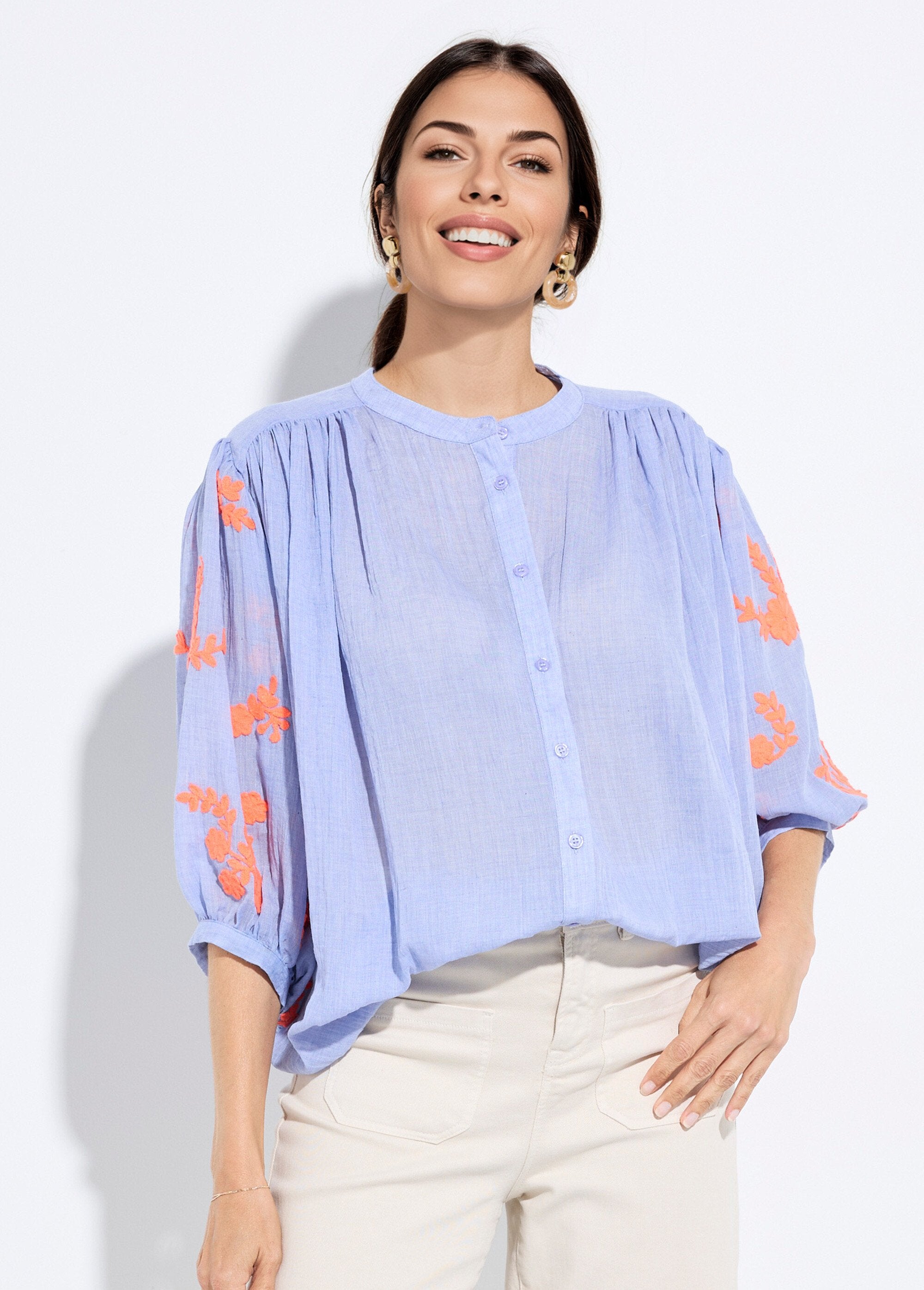Chambray_blouse,_contrasterend_borduursel_Bleu_FA1_slim