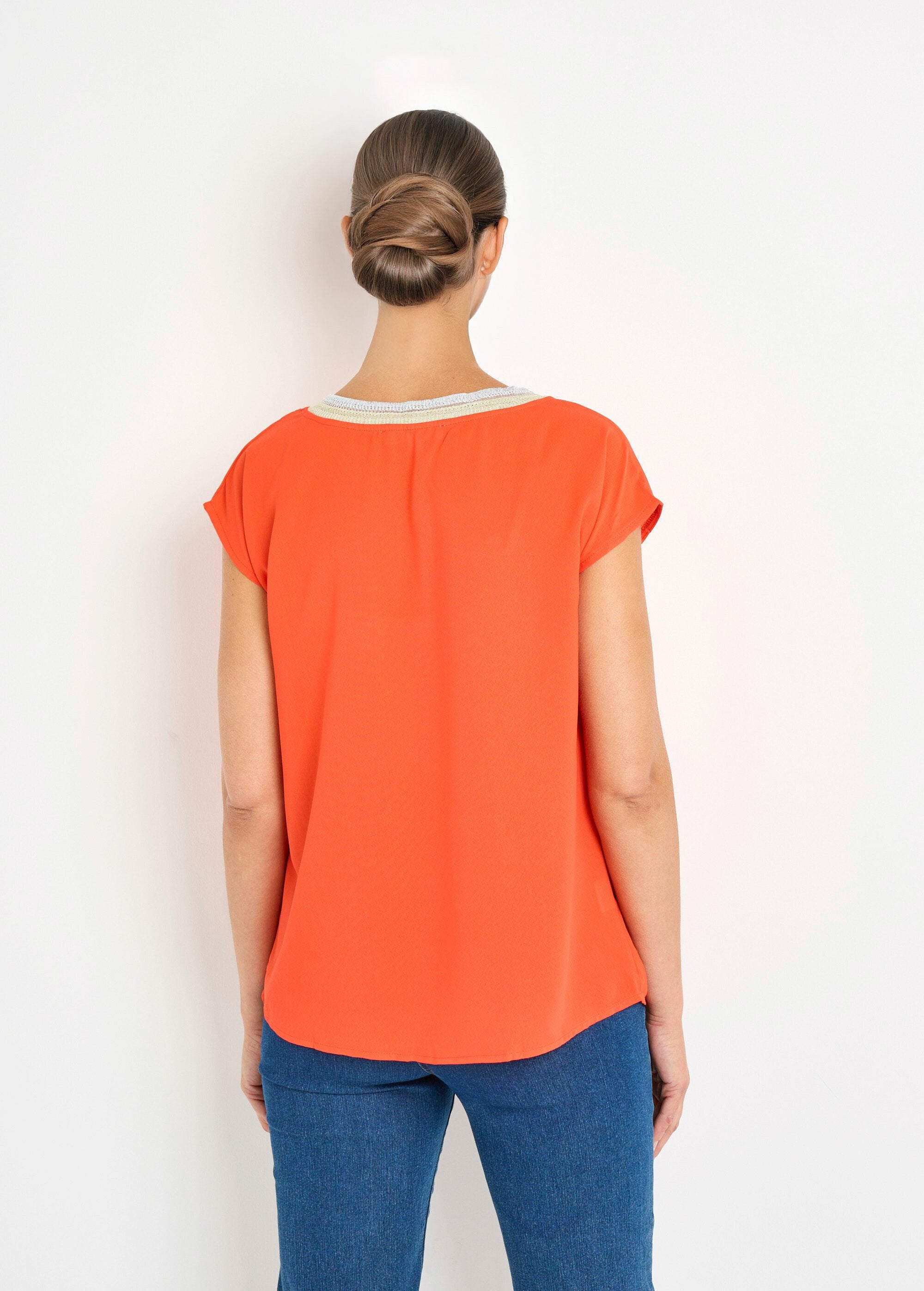 Mouwloze_V-hals_gevlochten_vloeiende_blouse_Coquelicot_DO1_slim