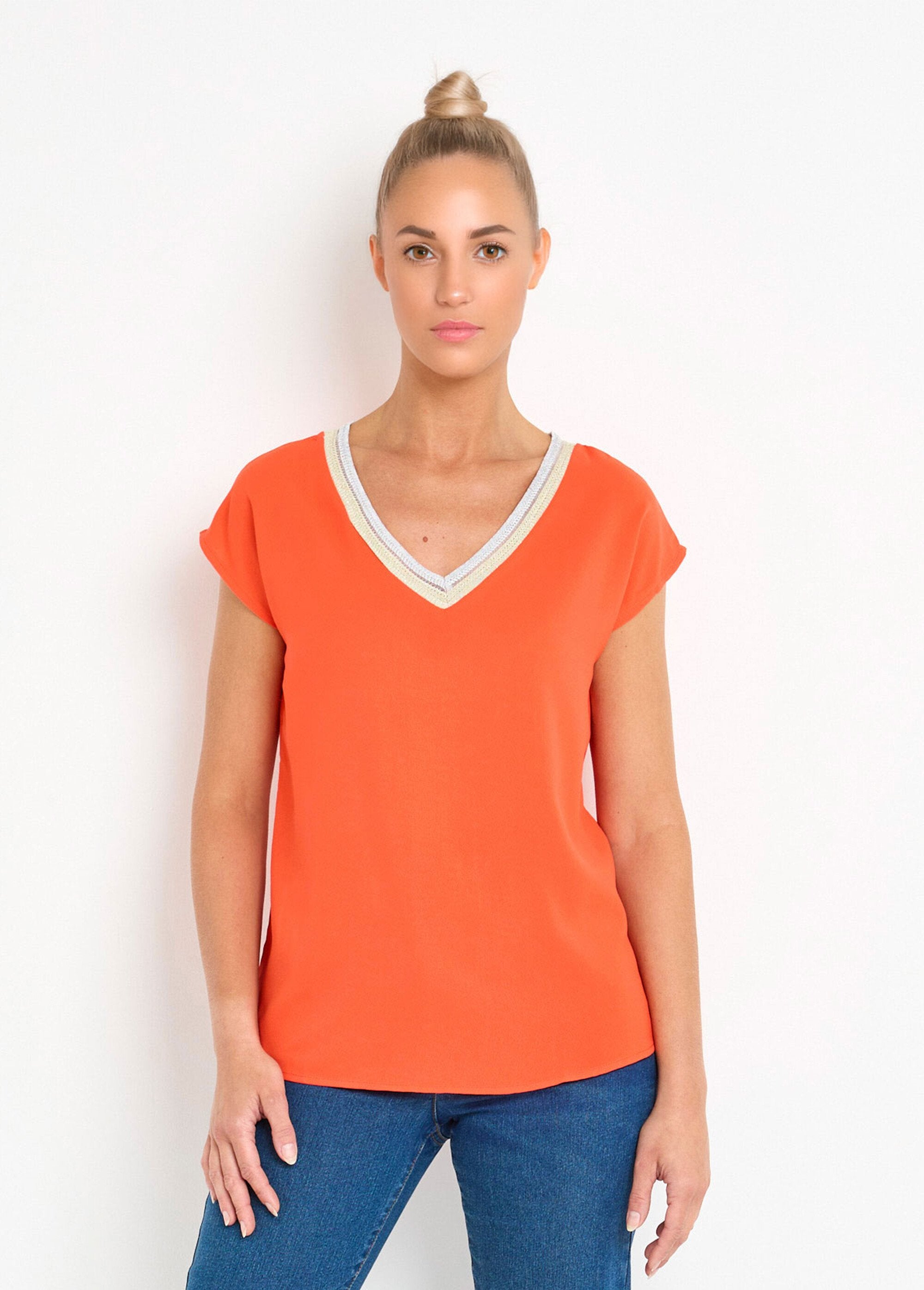 Mouwloze_V-hals_gevlochten_vloeiende_blouse_Coquelicot_FA1_slim