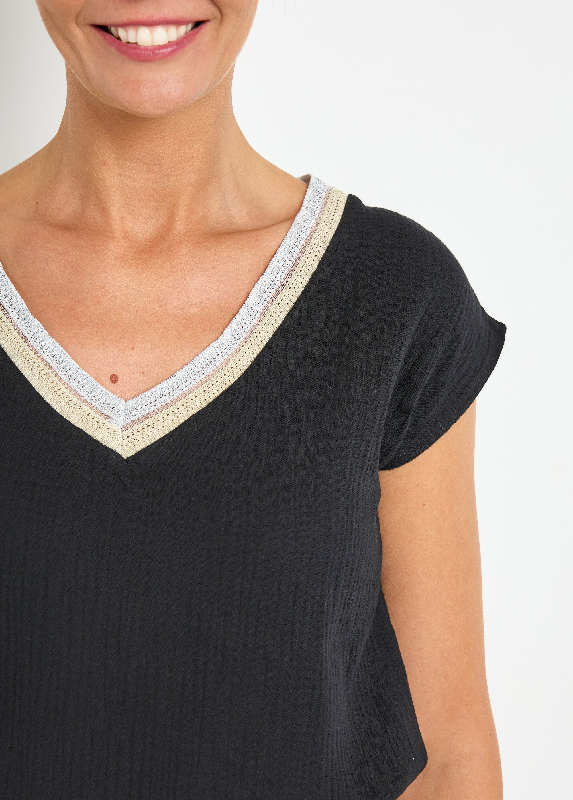 Blouse_gaze_de_coton_avec_galon_col_V_Noir_DE1_slim