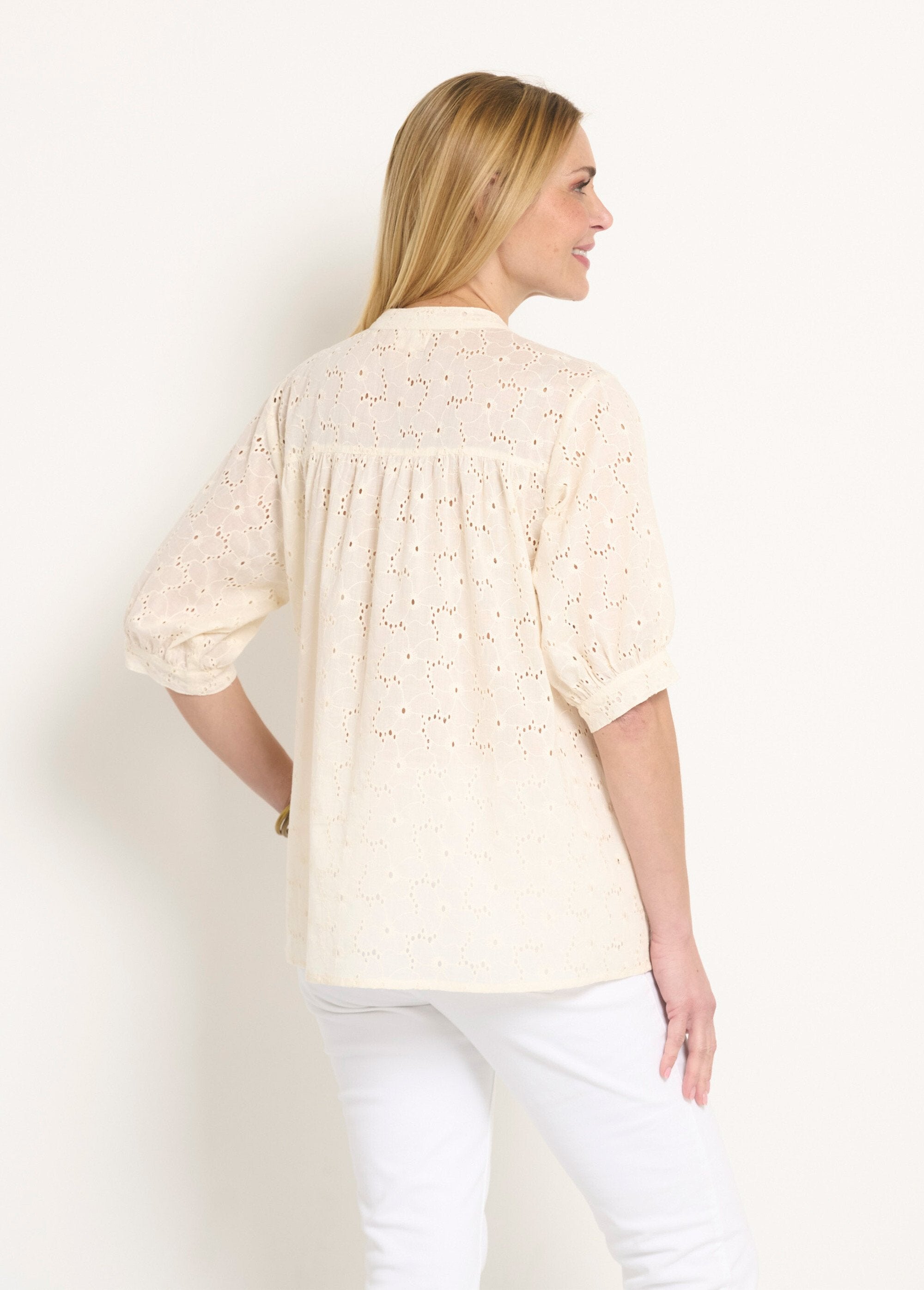 Blouse_manches_courtes_broderie_anglaise_Ecru_DO1_slim