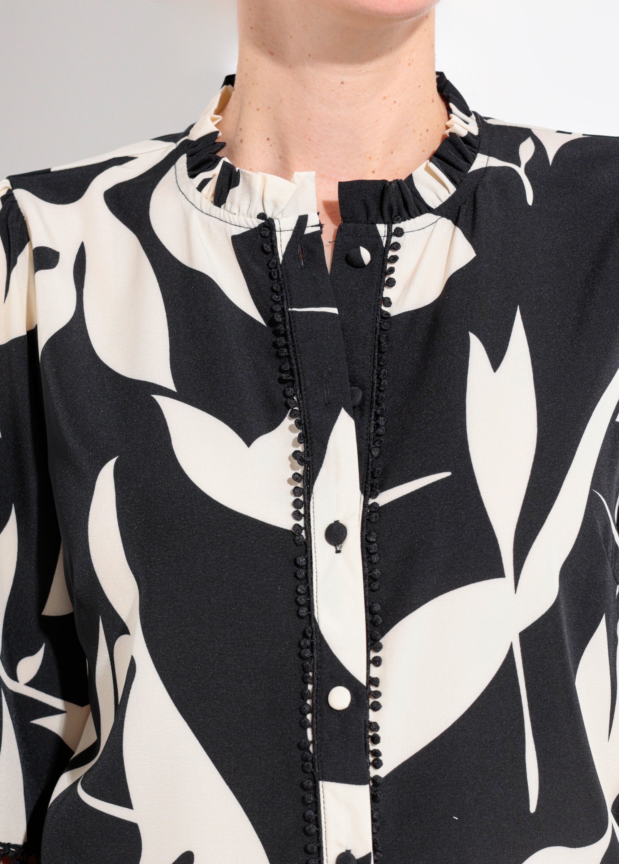 Blouse_motif_graphique_détails_dentelle_Noir_et_blanc_DE1_slim
