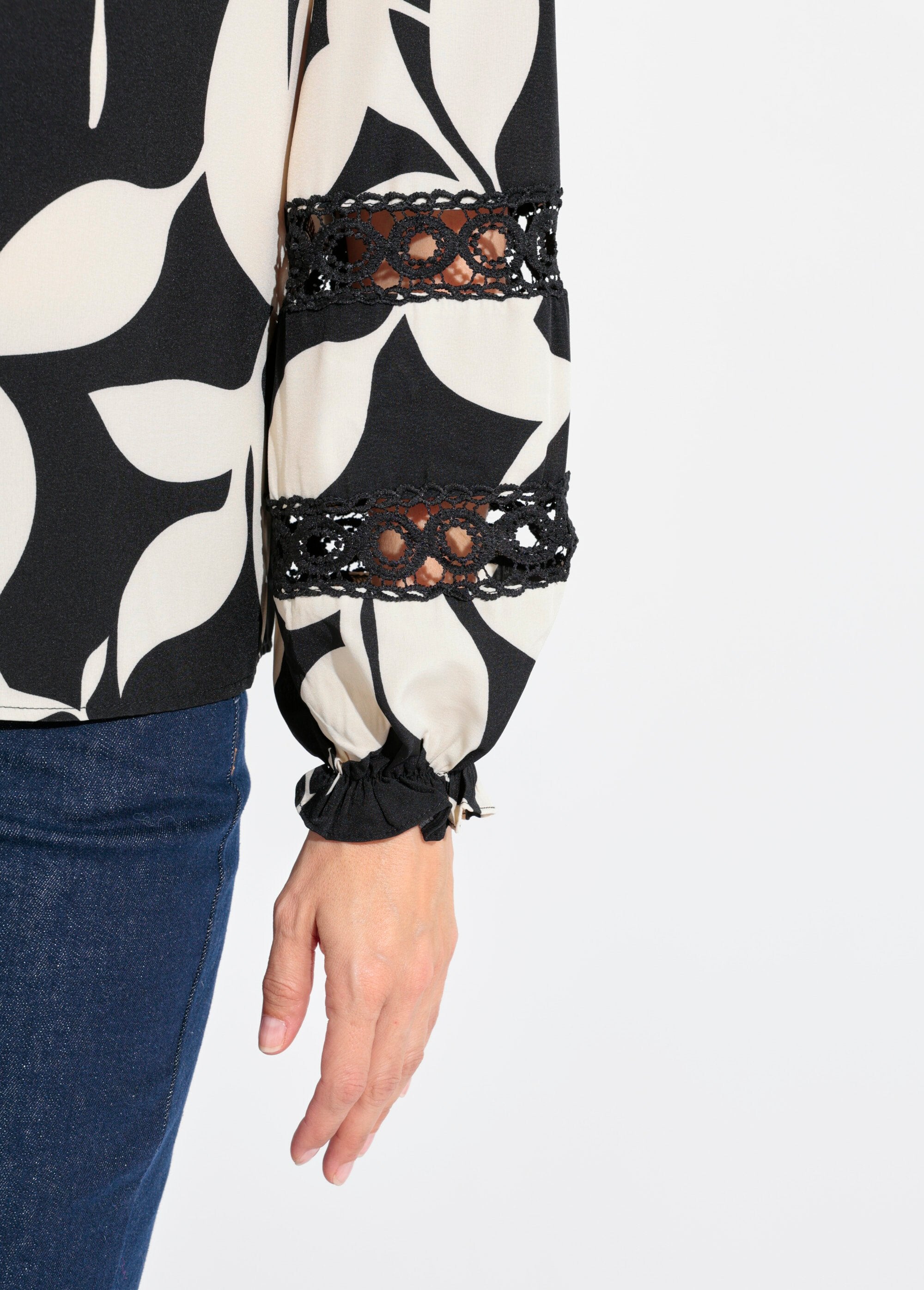 Blouse_motif_graphique_détails_dentelle_Noir_et_blanc_DE2_slim