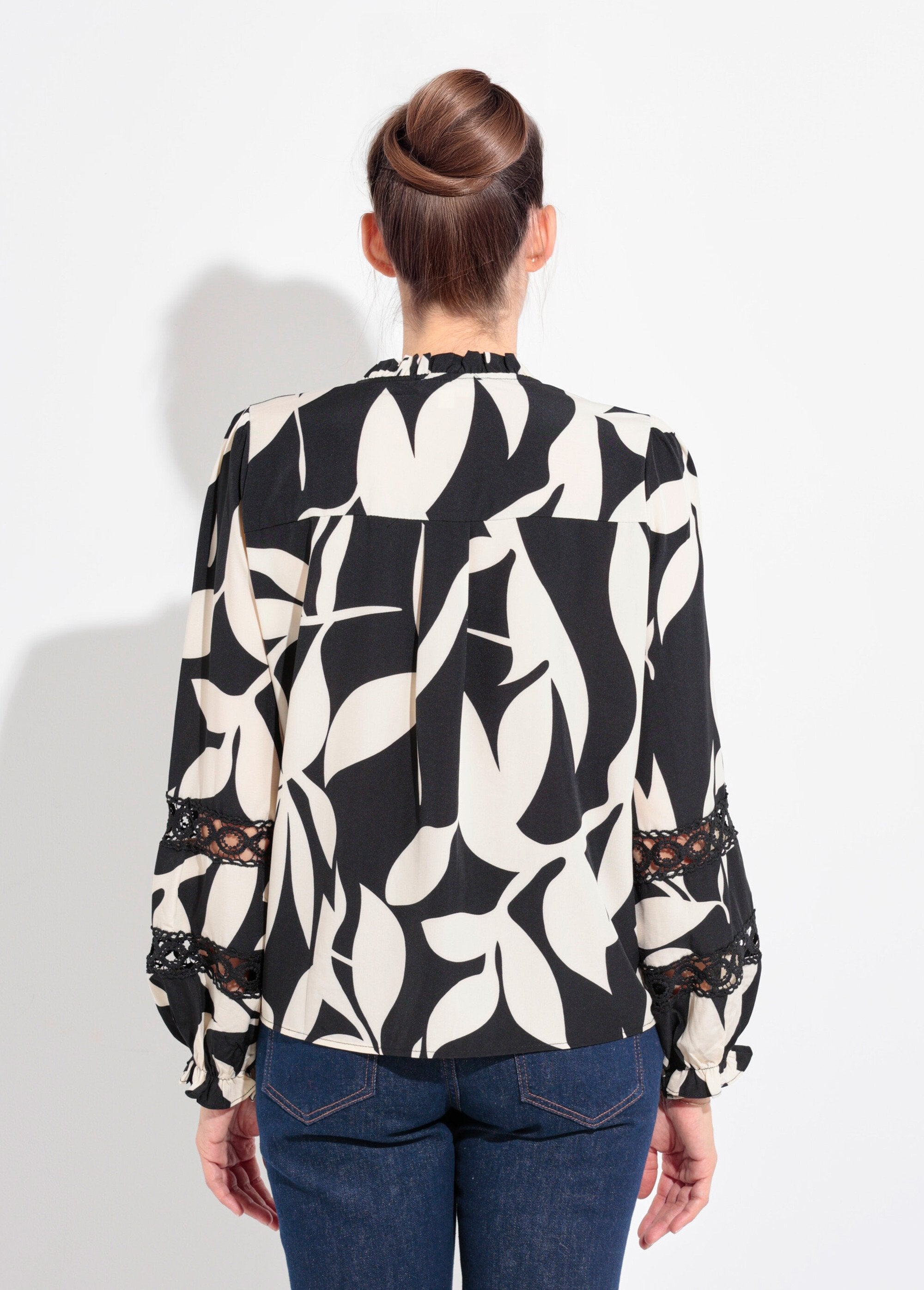 Blouse_met_grafisch_motief_en_kanten_details_Noir_et_blanc_DO1_slim