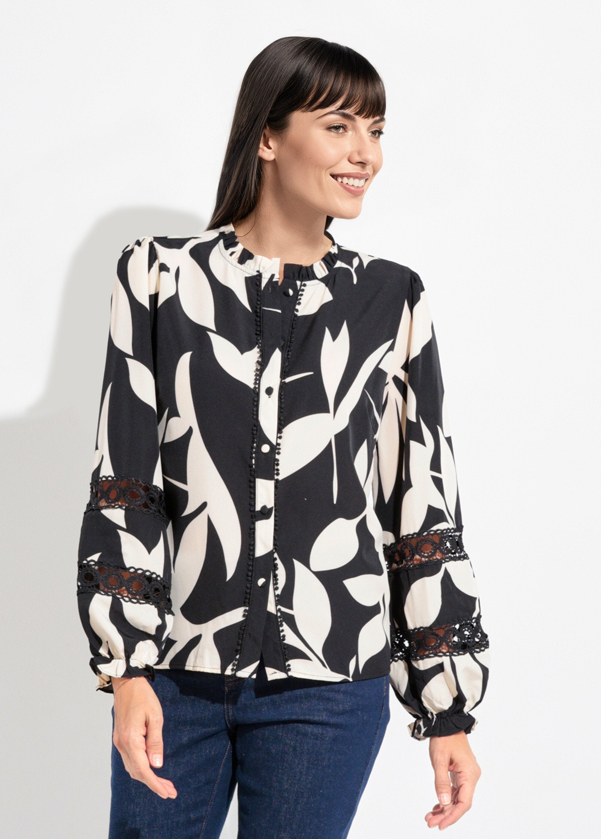 Blouse_met_grafisch_motief_en_kanten_details_Noir_et_blanc_FA1_slim