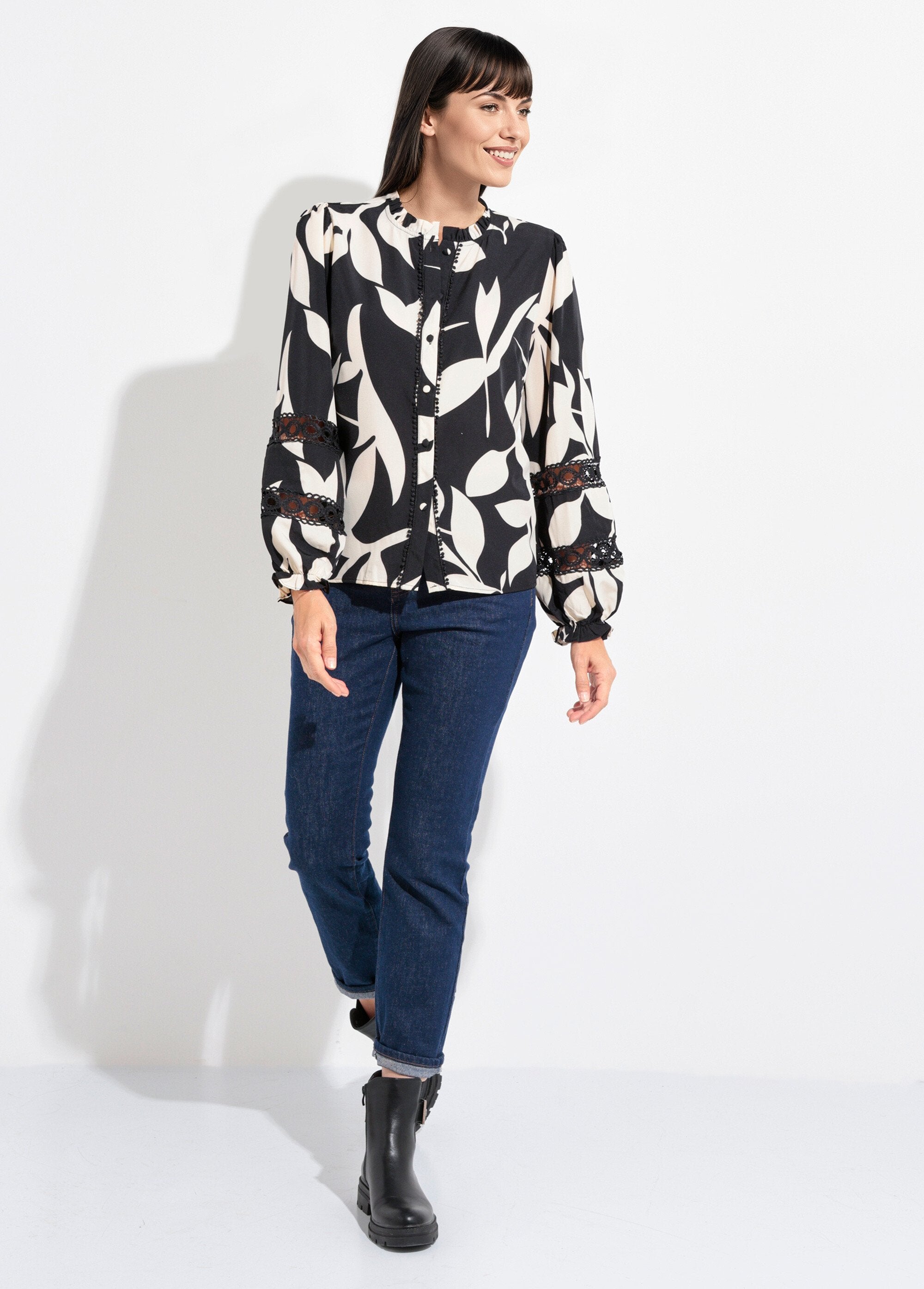 Blouse_motif_graphique_détails_dentelle_Noir_et_blanc_SF1_slim