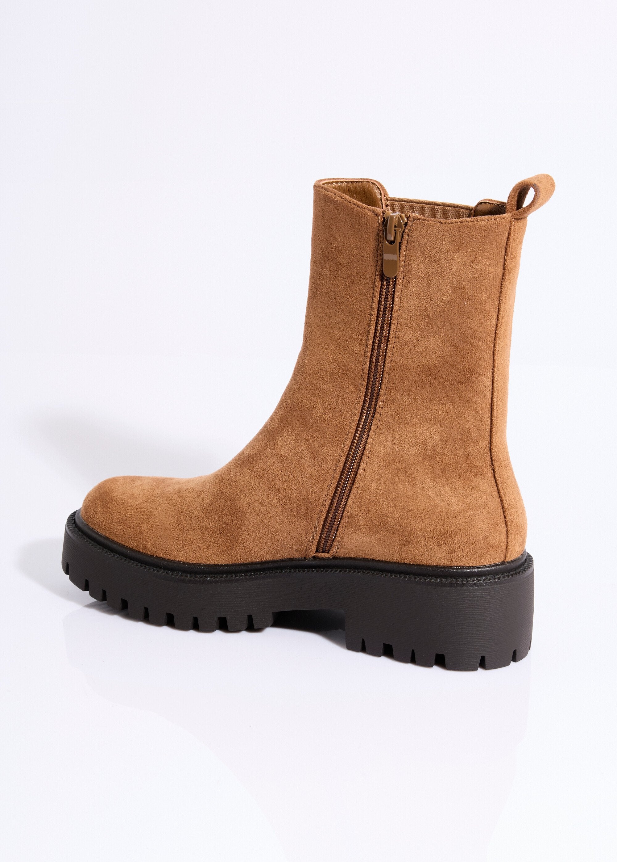 Boots_Chelsea_suédine_avec_clous_métal_Camel_DO1_slim