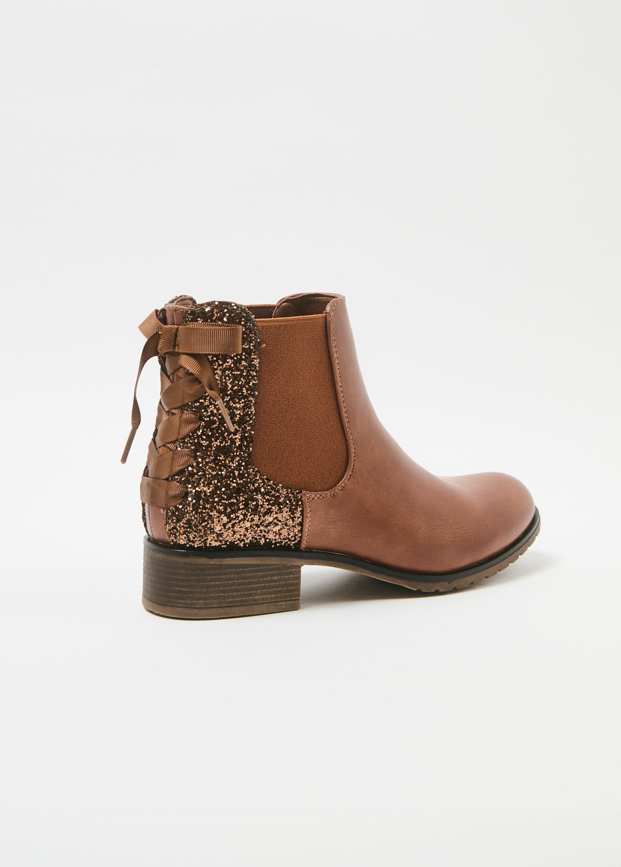 Chelsea_boots_met_paillettenhak_en_strik_Camel_DO1_slim