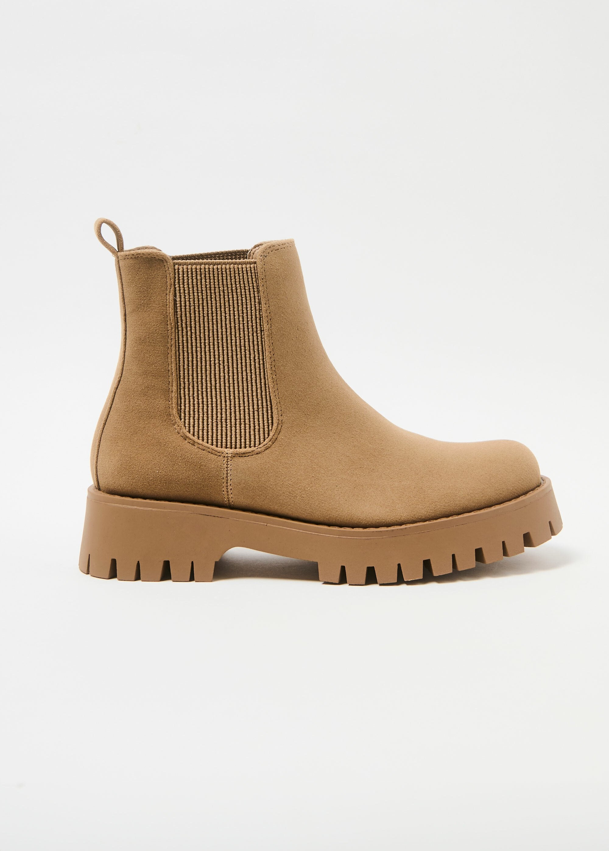 Chelsea_boots_met_suède-effect_en_ingekeepte_zool_Beige_DR1_slim