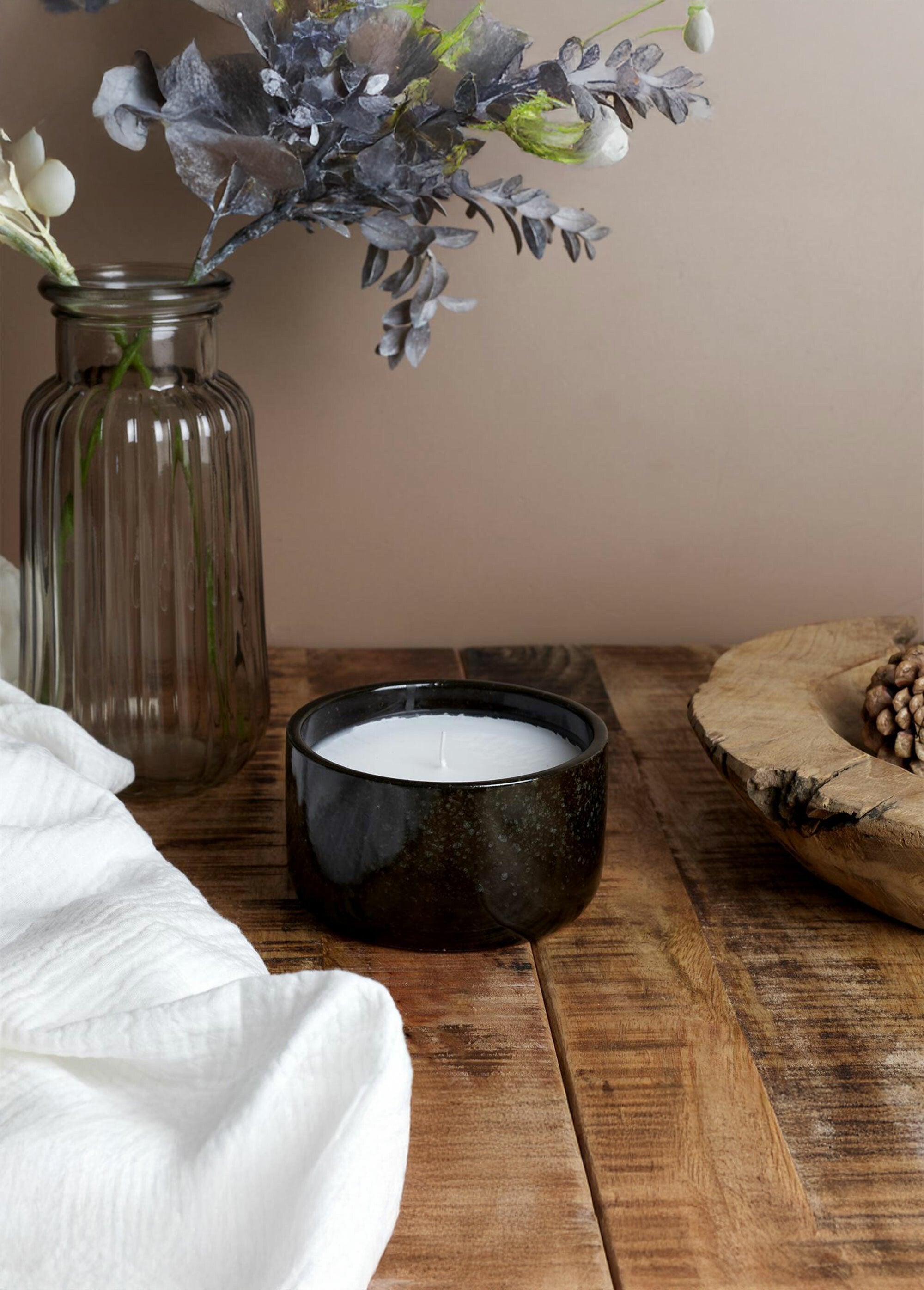 Bougie_parfumée_en_céramique,_diam_12cm_Noir_et_bois_epice_SF1_slim