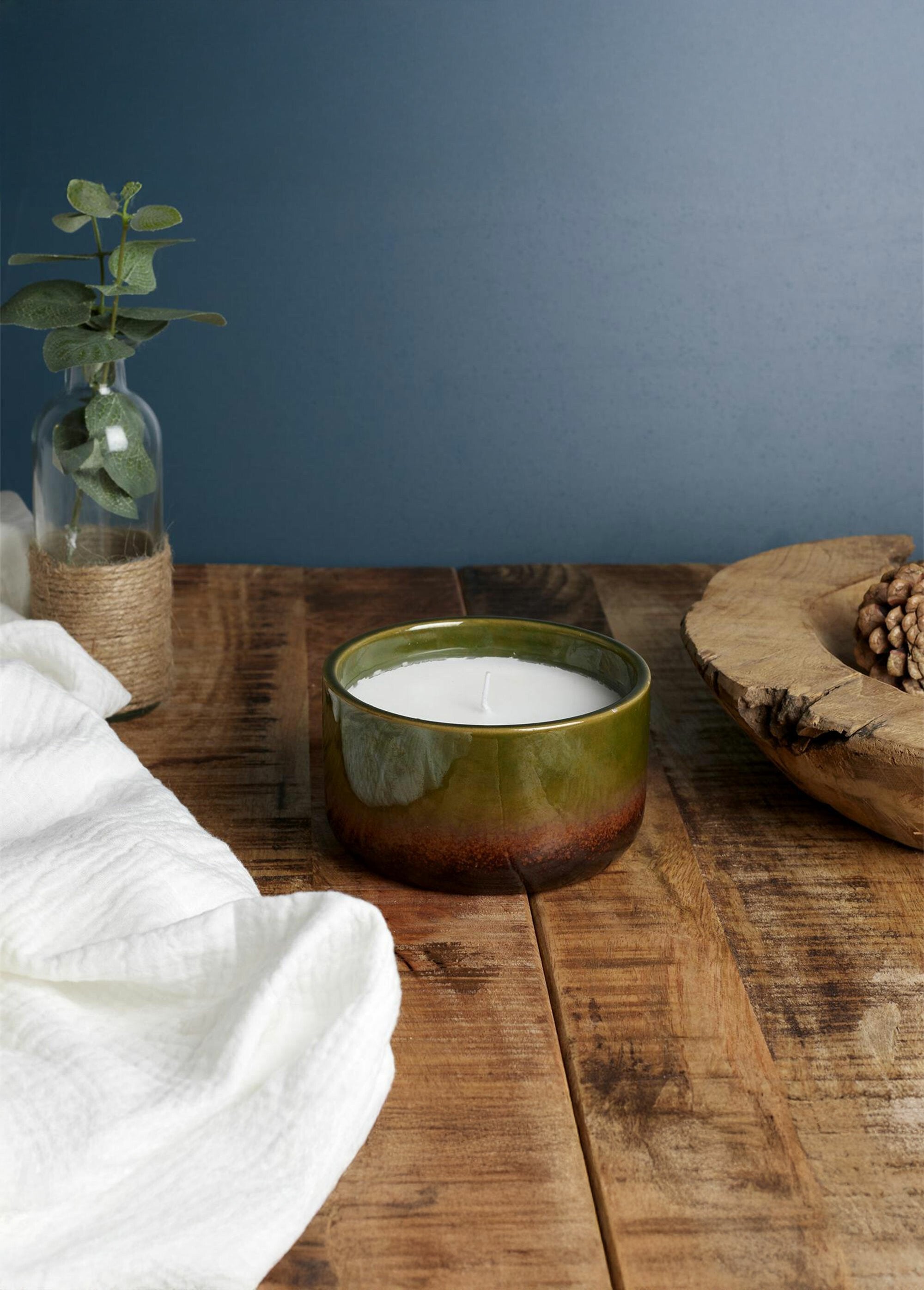 Bougie_parfumée_en_céramique,_diam_12cm_Vert_et_brume_des_bois_SF1_slim