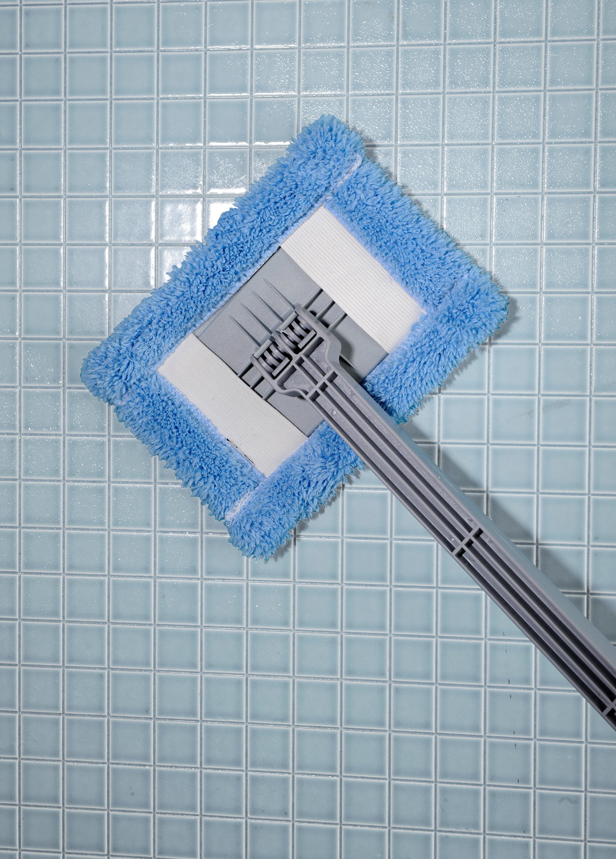 Brosse_de_salle_de_bain_extensible_multi-usage_Bleu_FA1_slim