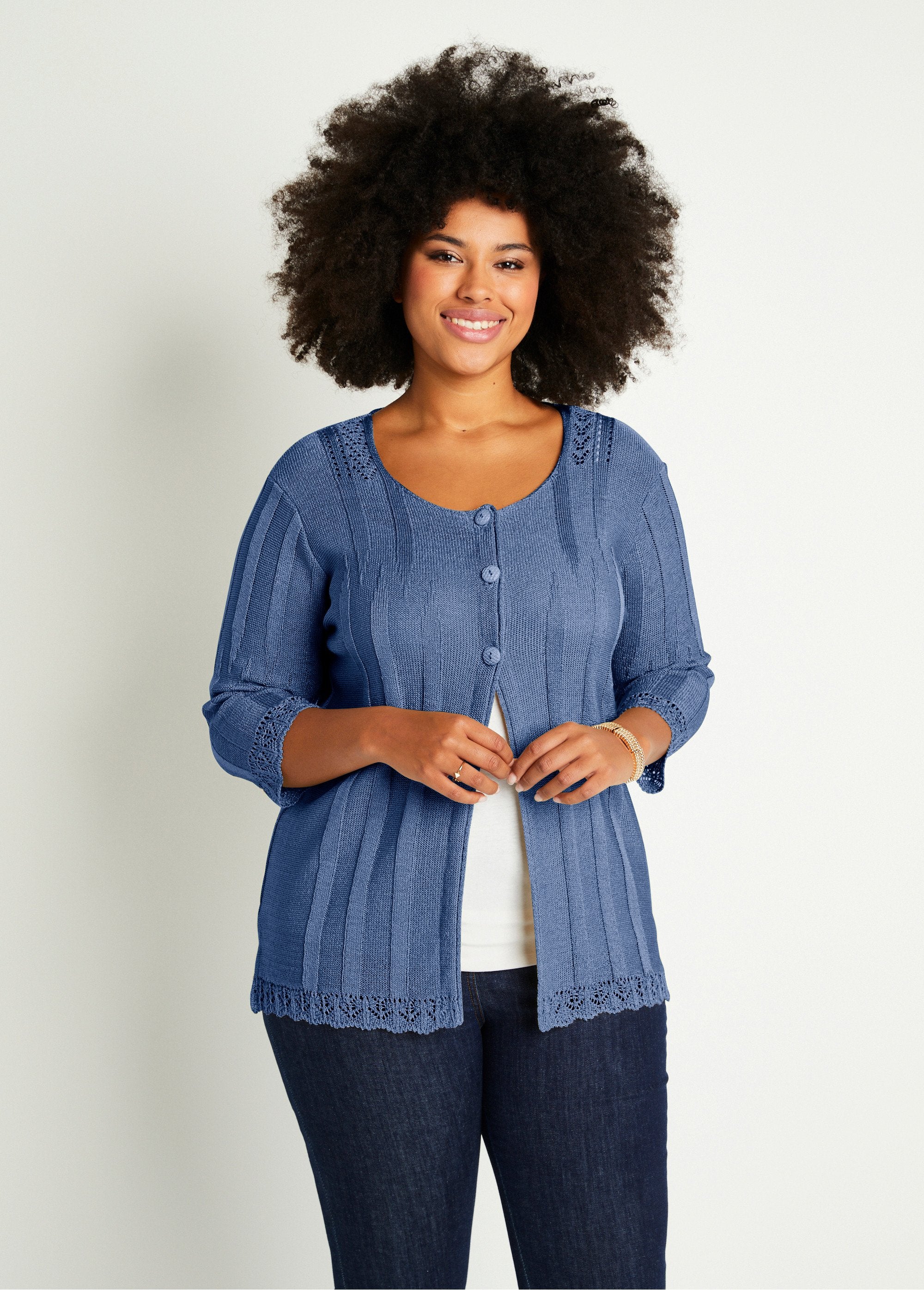 Lang_opengewerkt_vest_met_knopen_BLAUW_FA1_curvy