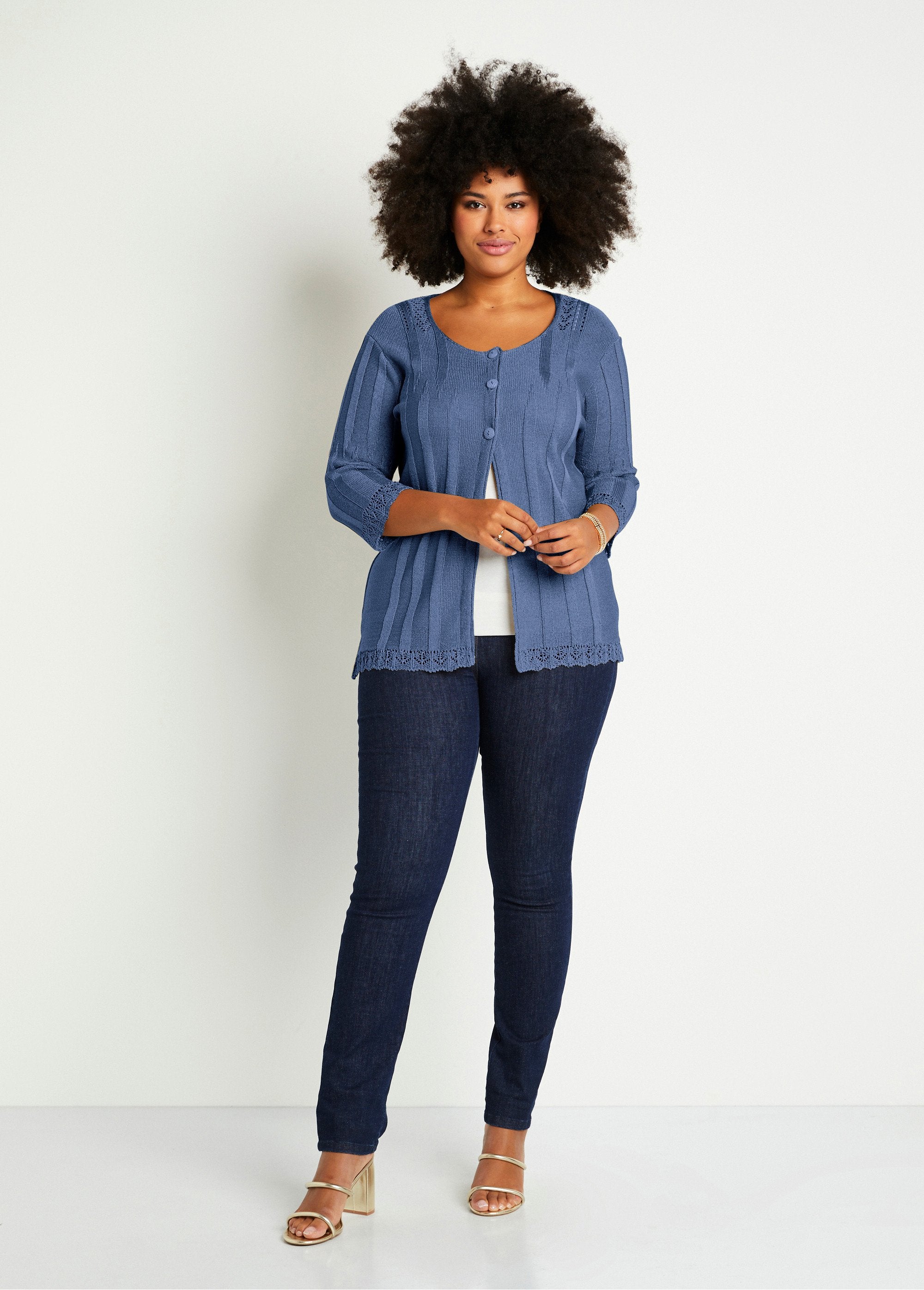 Lang_opengewerkt_vest_met_knopen_BLAUW_SF1_curvy