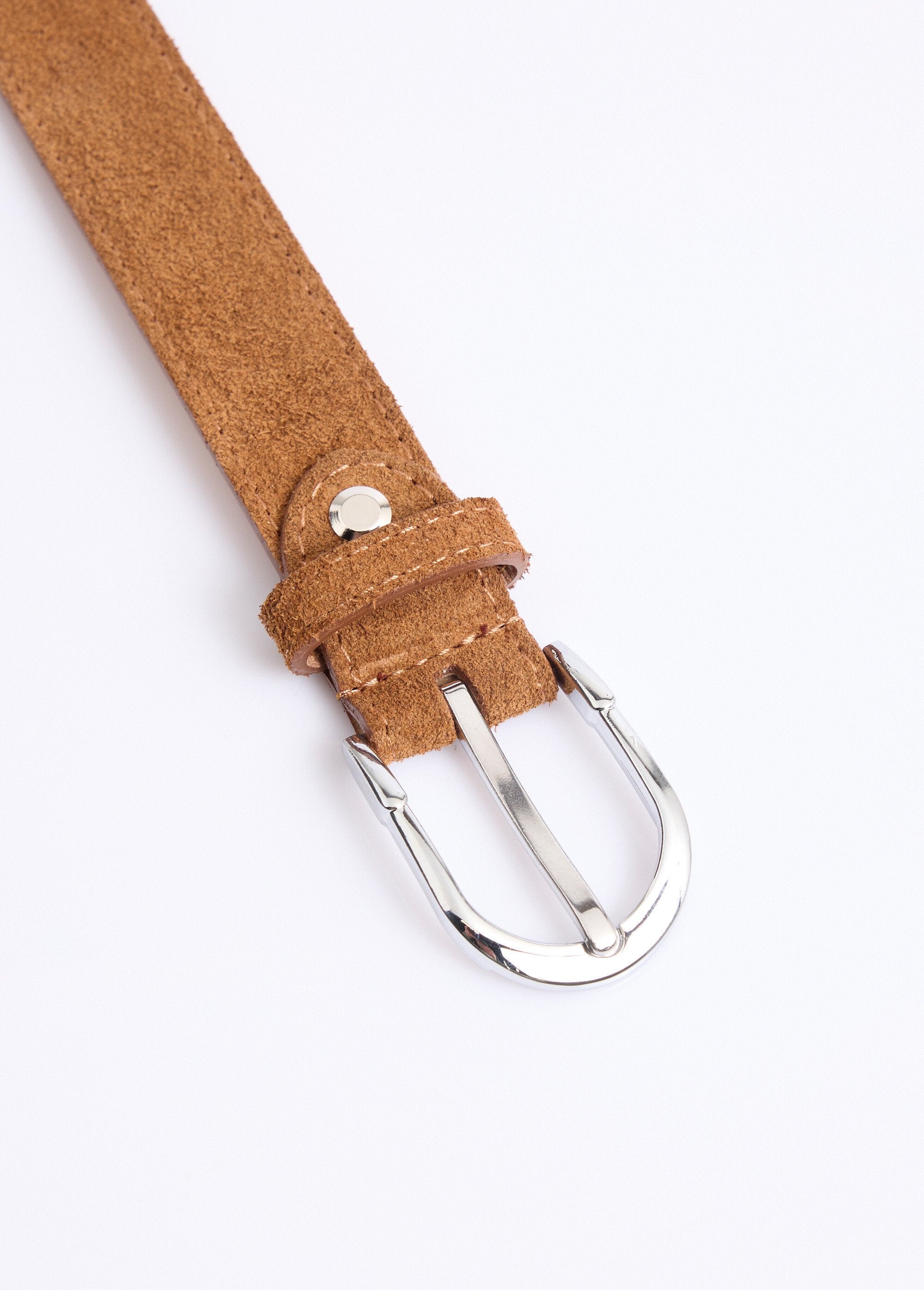 Dunne_suède_leren_riem_met_ronde_gesp_Camel_DE1_slim