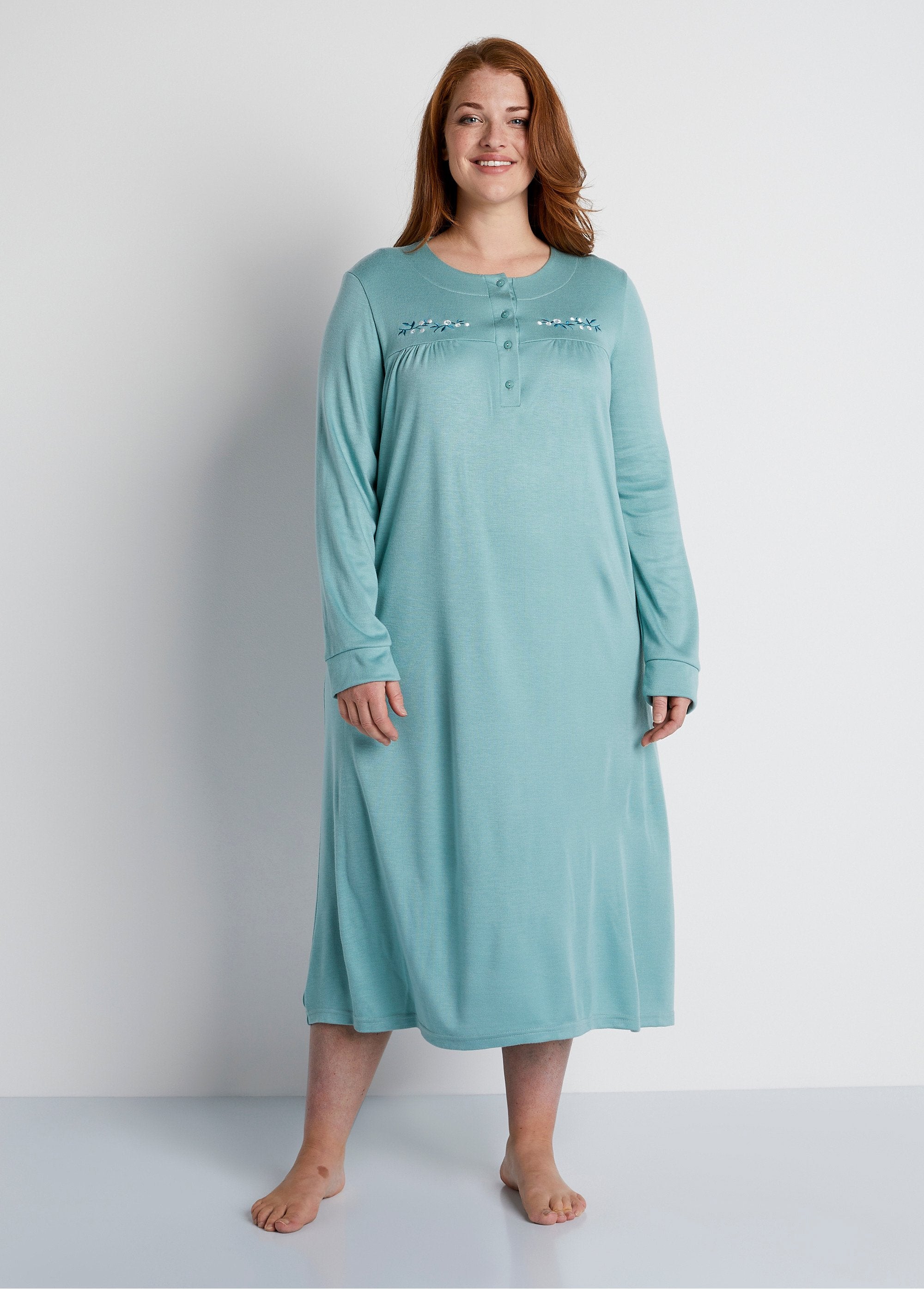 Chemise_de_nuit_brodée_en_Courtelle®_Vert_FA1_curvy