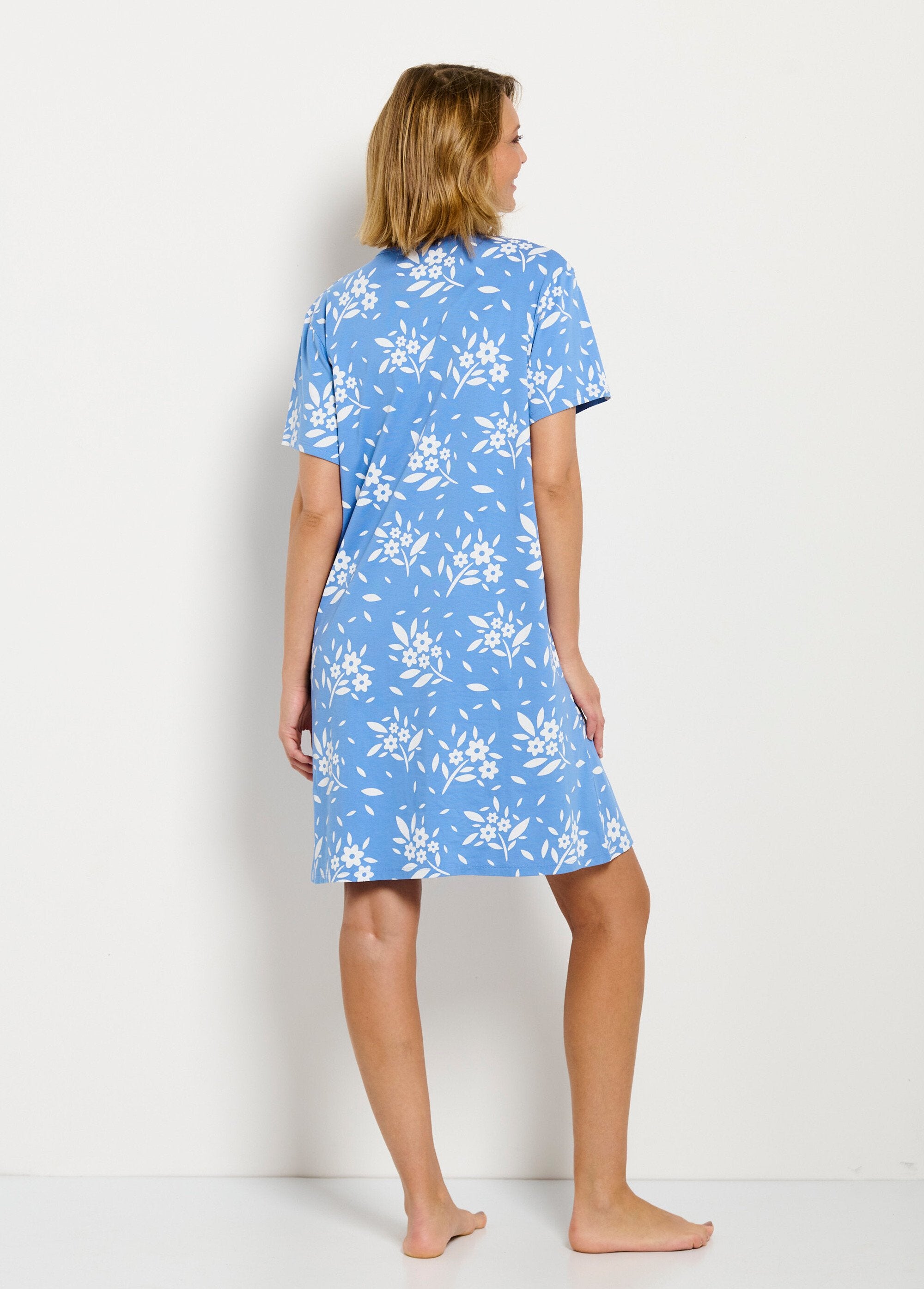 Short_nightgown_with_buttoned_V-neck_and_cotton_Blue_DO1_slim