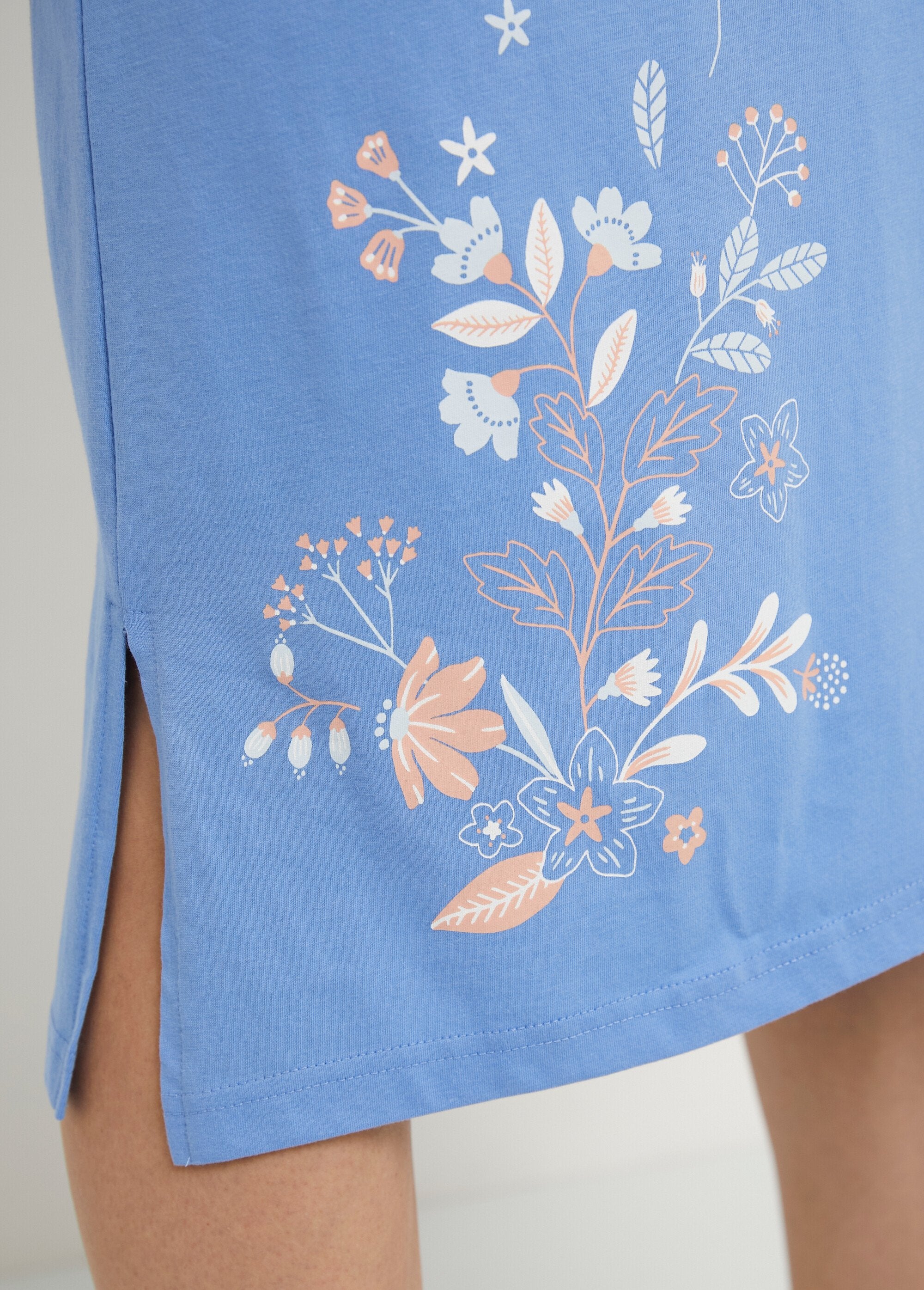 Chemise_de_nuit_mi_longue_coton_uni_motif_fleuri_Imprime_bleu_et_rose_DE2_slim