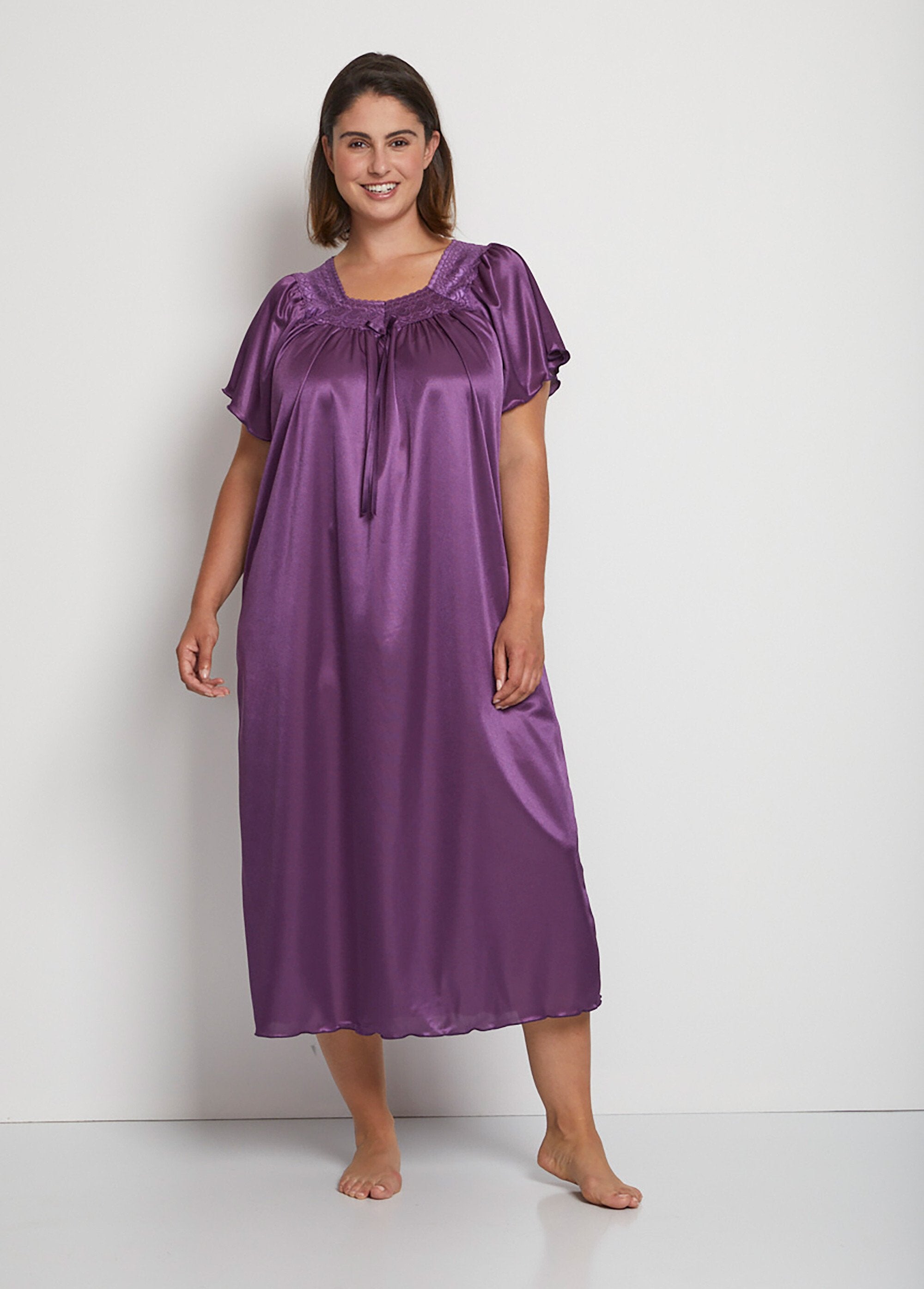 Chemise_de_nuit_satinée_longue_antistatique_dentelle_Prune_FA1_curvy