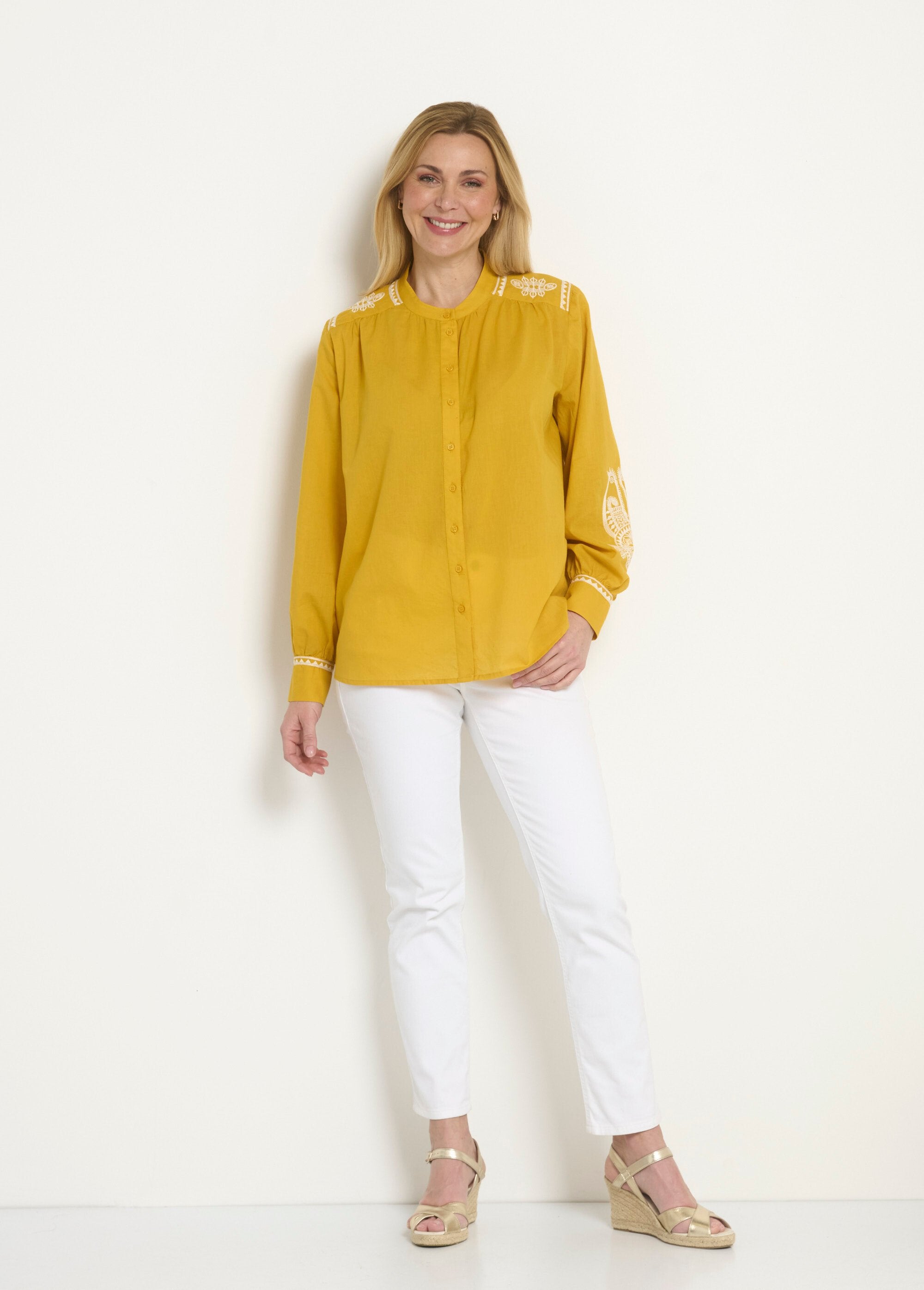 Losvallende_blouse_met_contrasterend_borduursel_Miel_SF1_slim