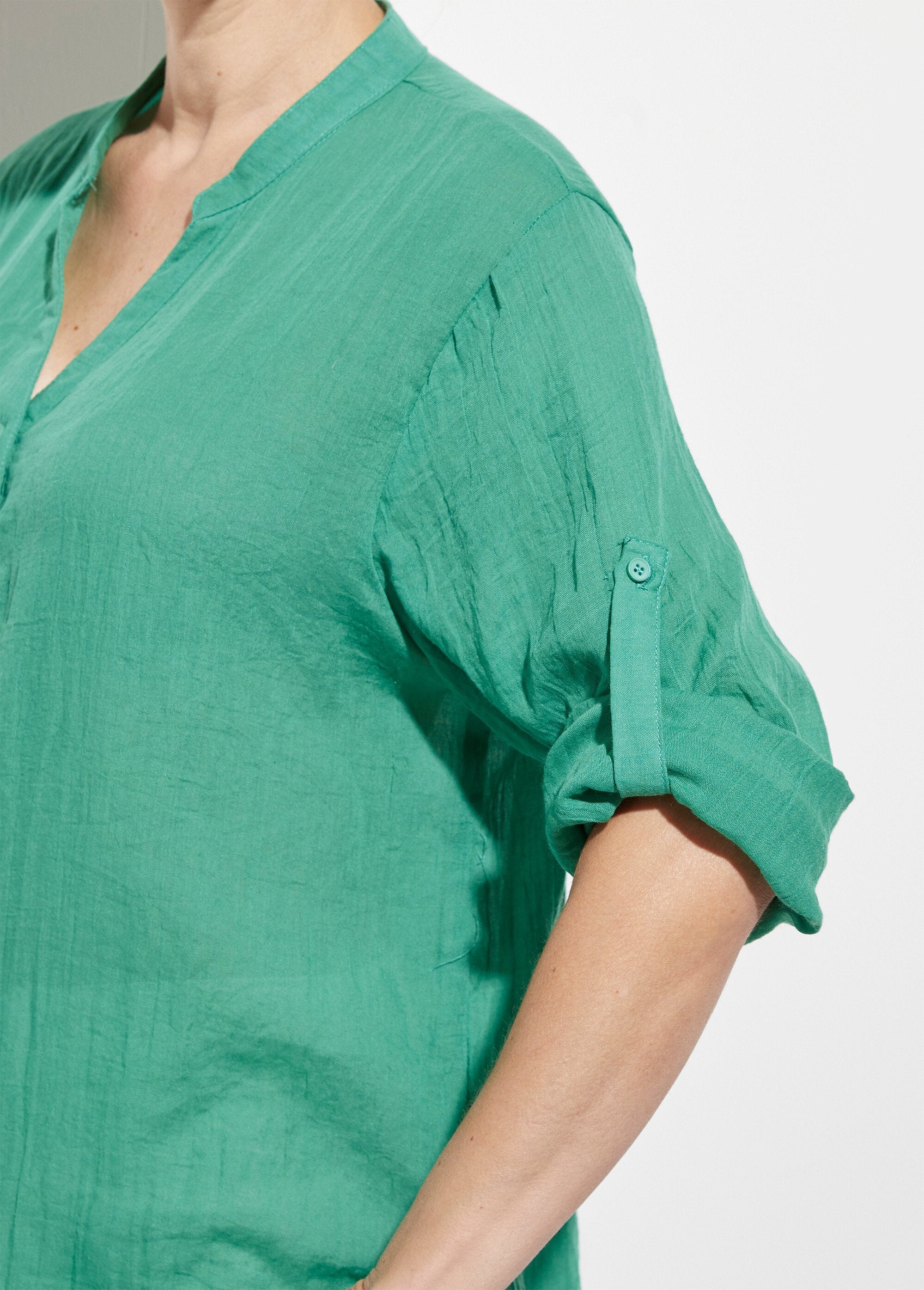 Losvallende_blouse_met_tuniekkraag_van_katoenvoile_Vert_DE1_slim