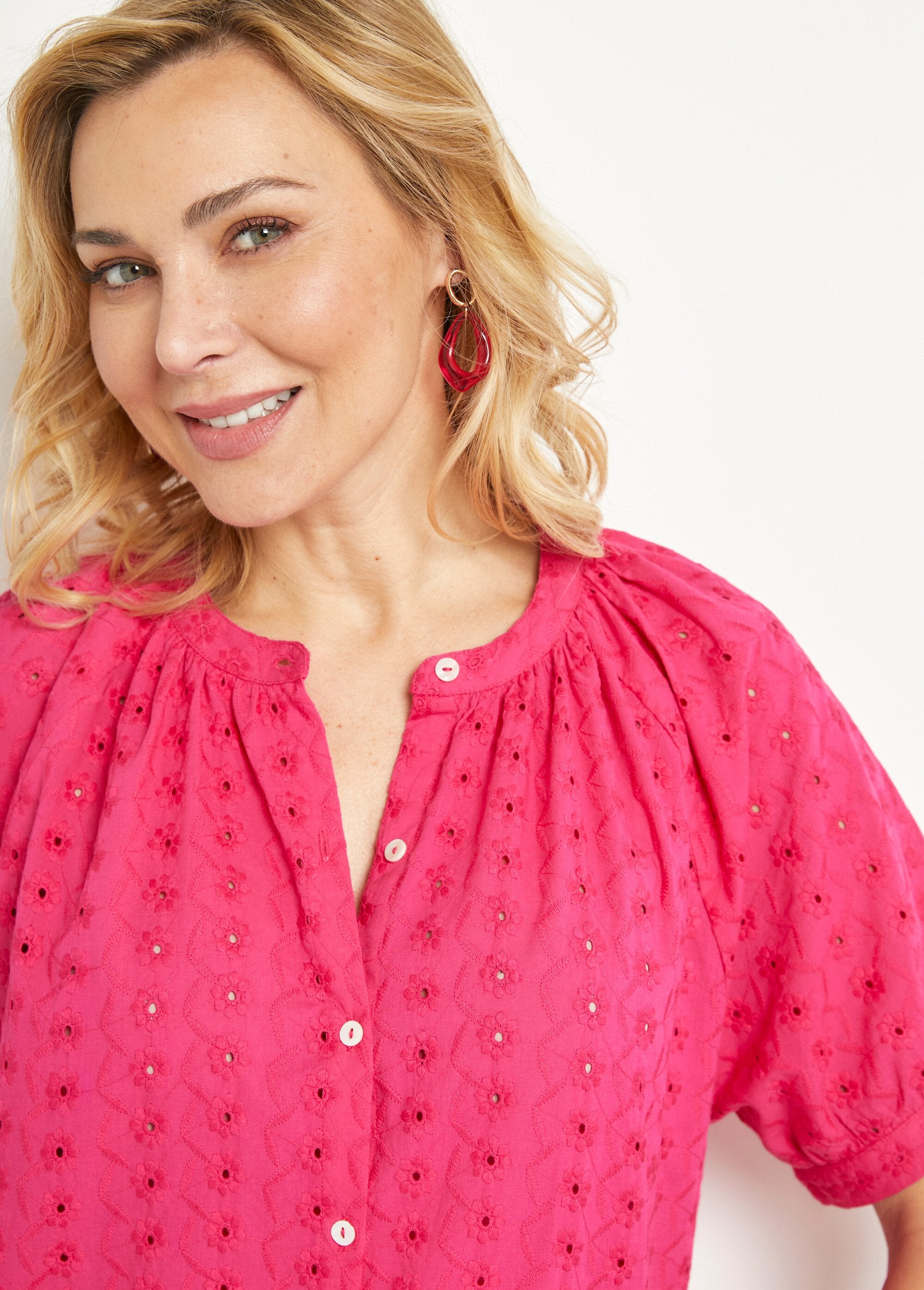 Los_katoenen_shirt,_geborduurd,_kraagloos_Fuchsia_DE1_slim