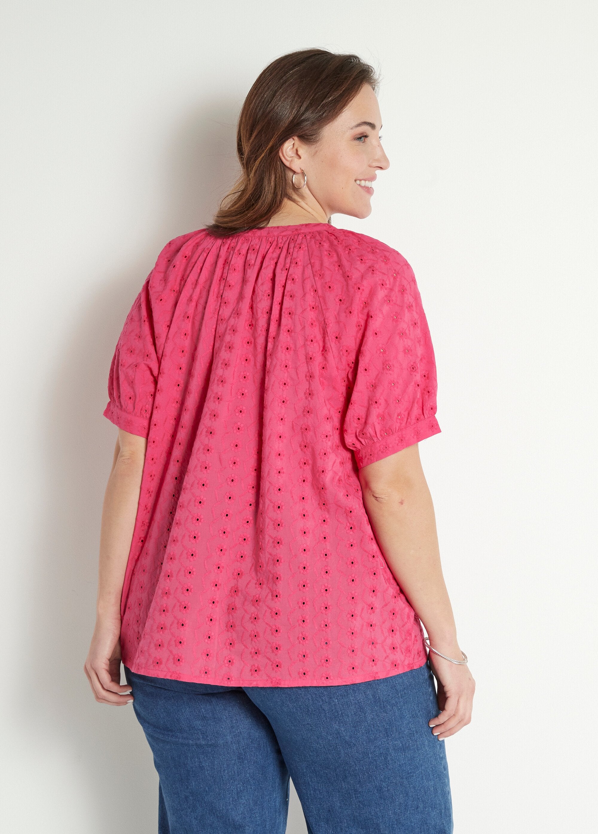 Los_katoenen_shirt,_geborduurd,_kraagloos_Fuchsia_DO1_curvy