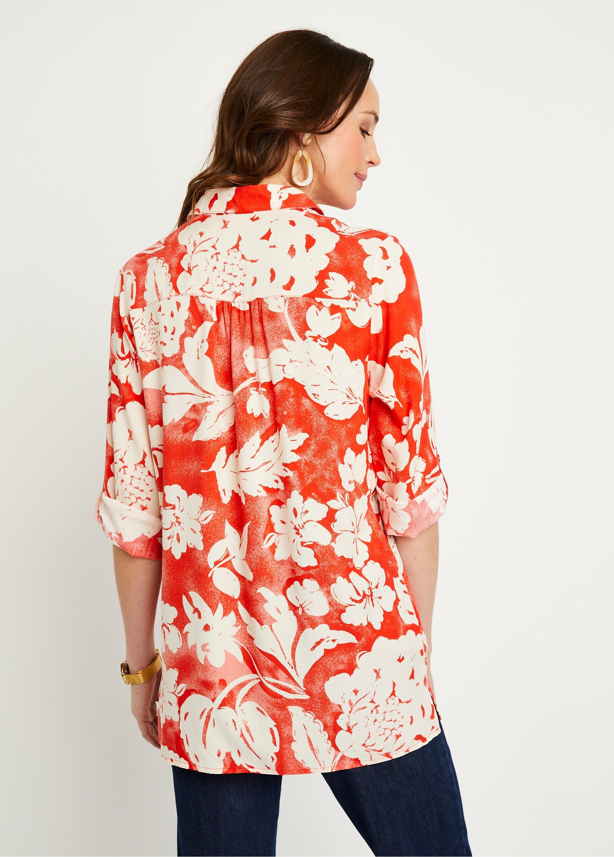 Losvallende_lange_gebloemde_blouse_rood_en_wit_DO1_slim