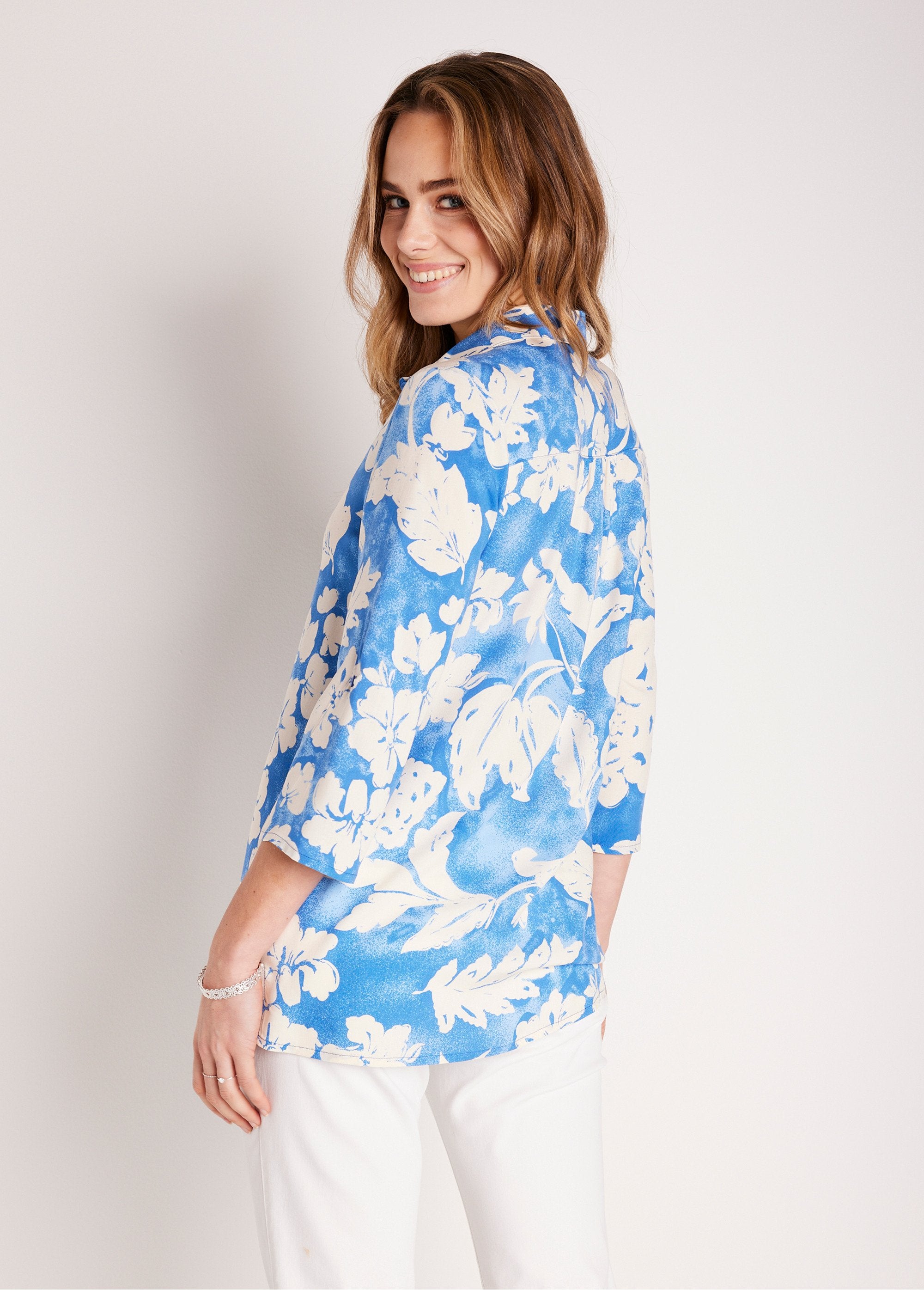 Losvallende_lange_gebloemde_blouse_Blauw_en_wit_DO1_slim