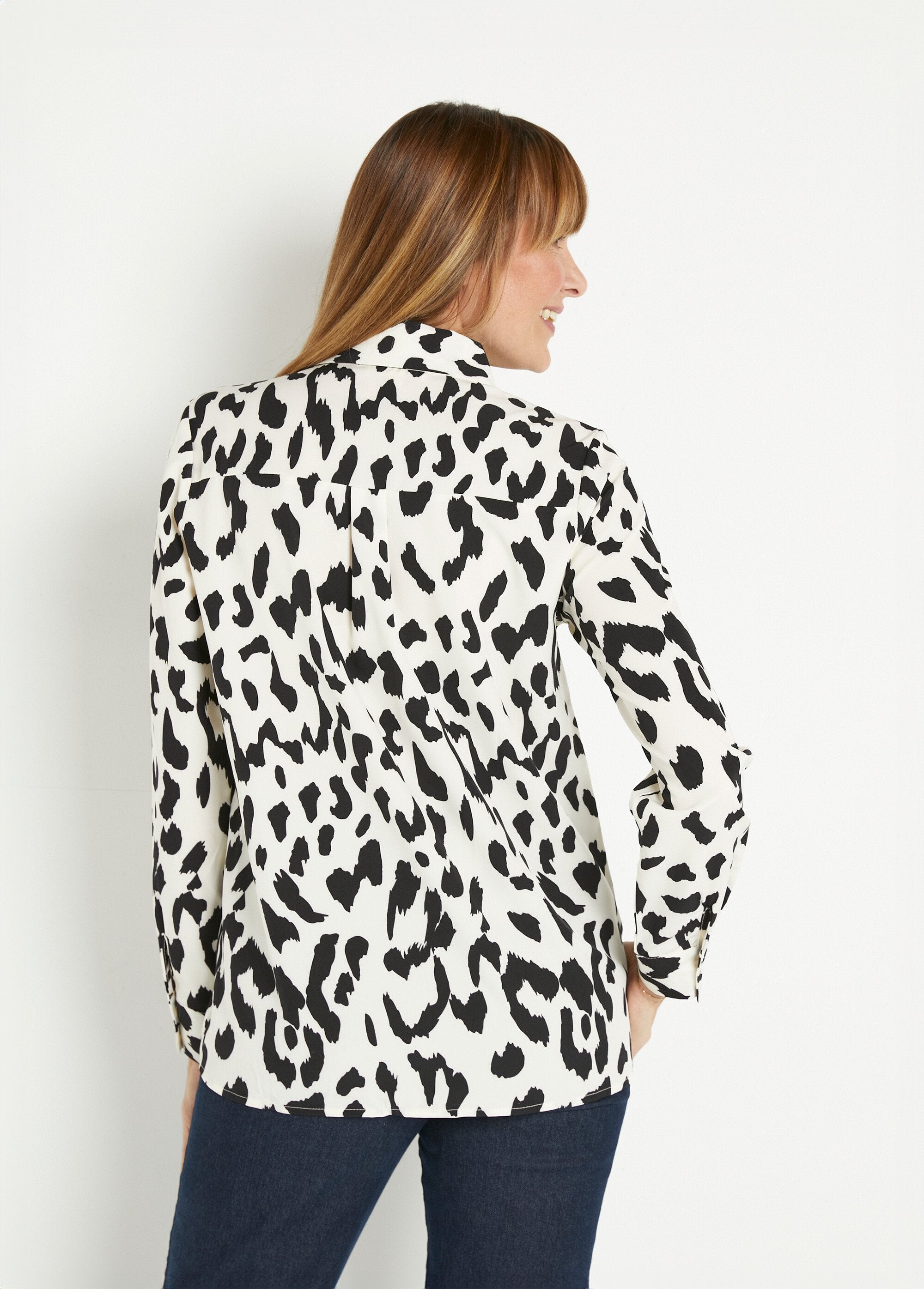 Luipaard_blouse_met_lange_mouwen_en_knoopsluiting_Leopard_DO1_slim