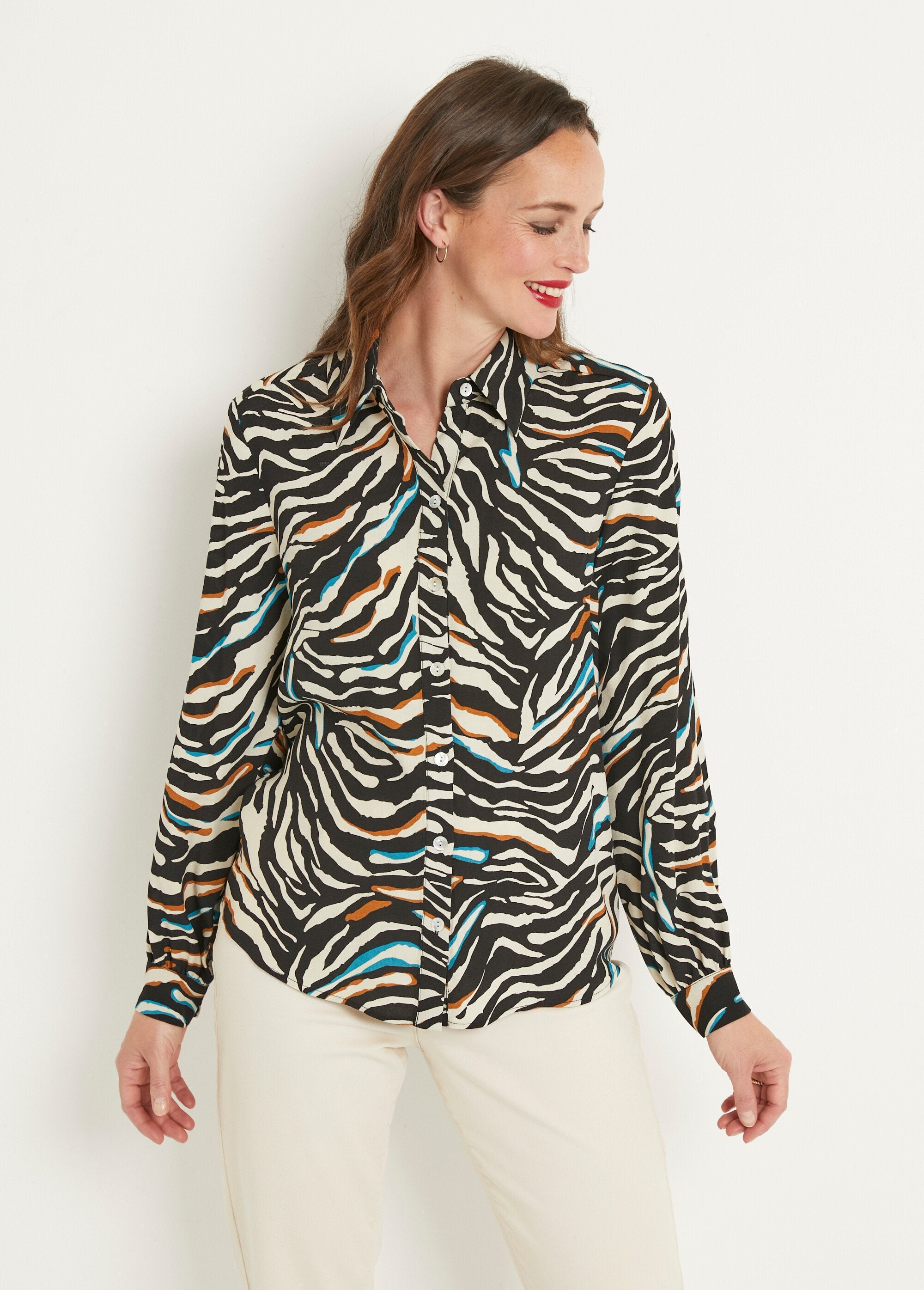 Lange_blouse_met_zebraprint_en_knoopsluiting_Noir_et_bleu_FA1_slim