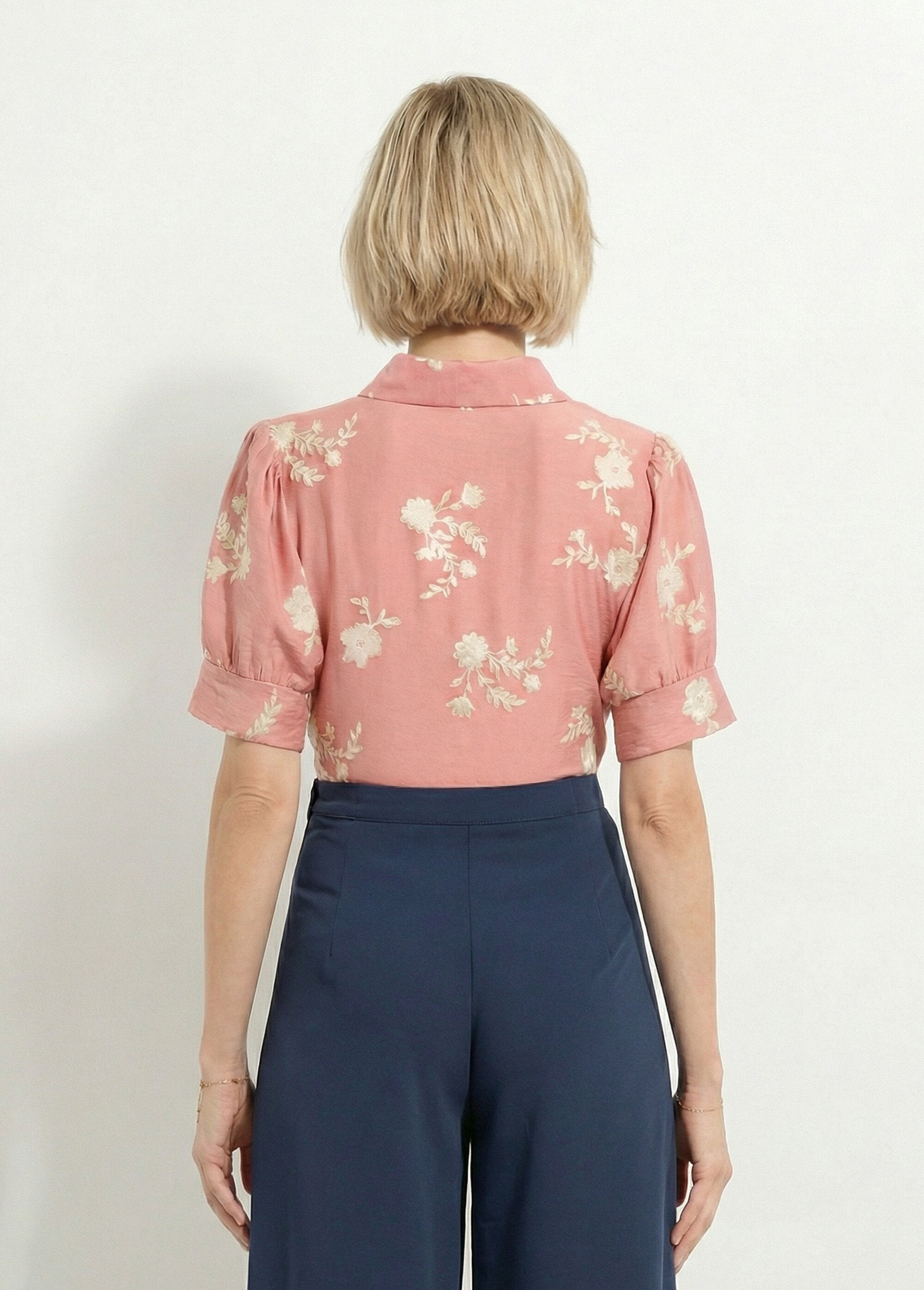 Geborduurde_blouse_met_pofmouwen_Corail_DO1_slim