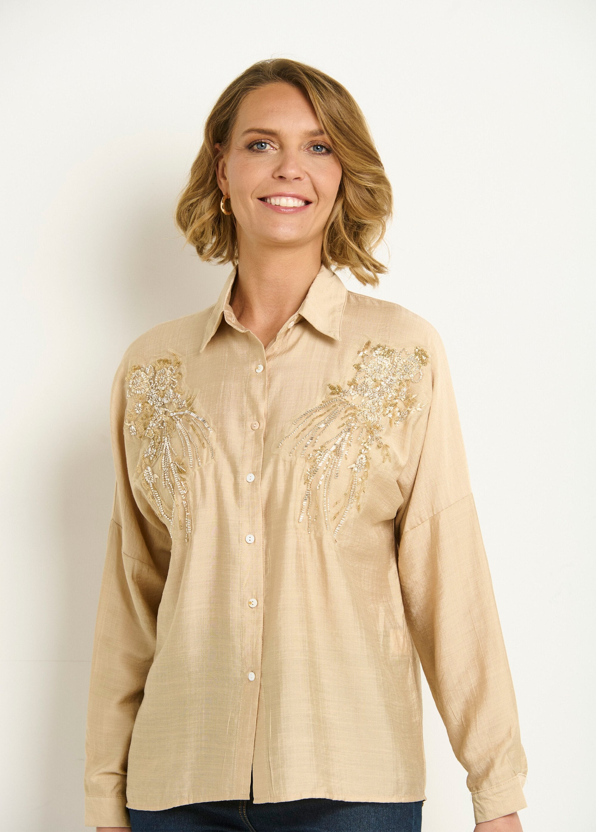 Geborduurde_blouse_met_parels_en_pailletten_Beige_DE1_slim