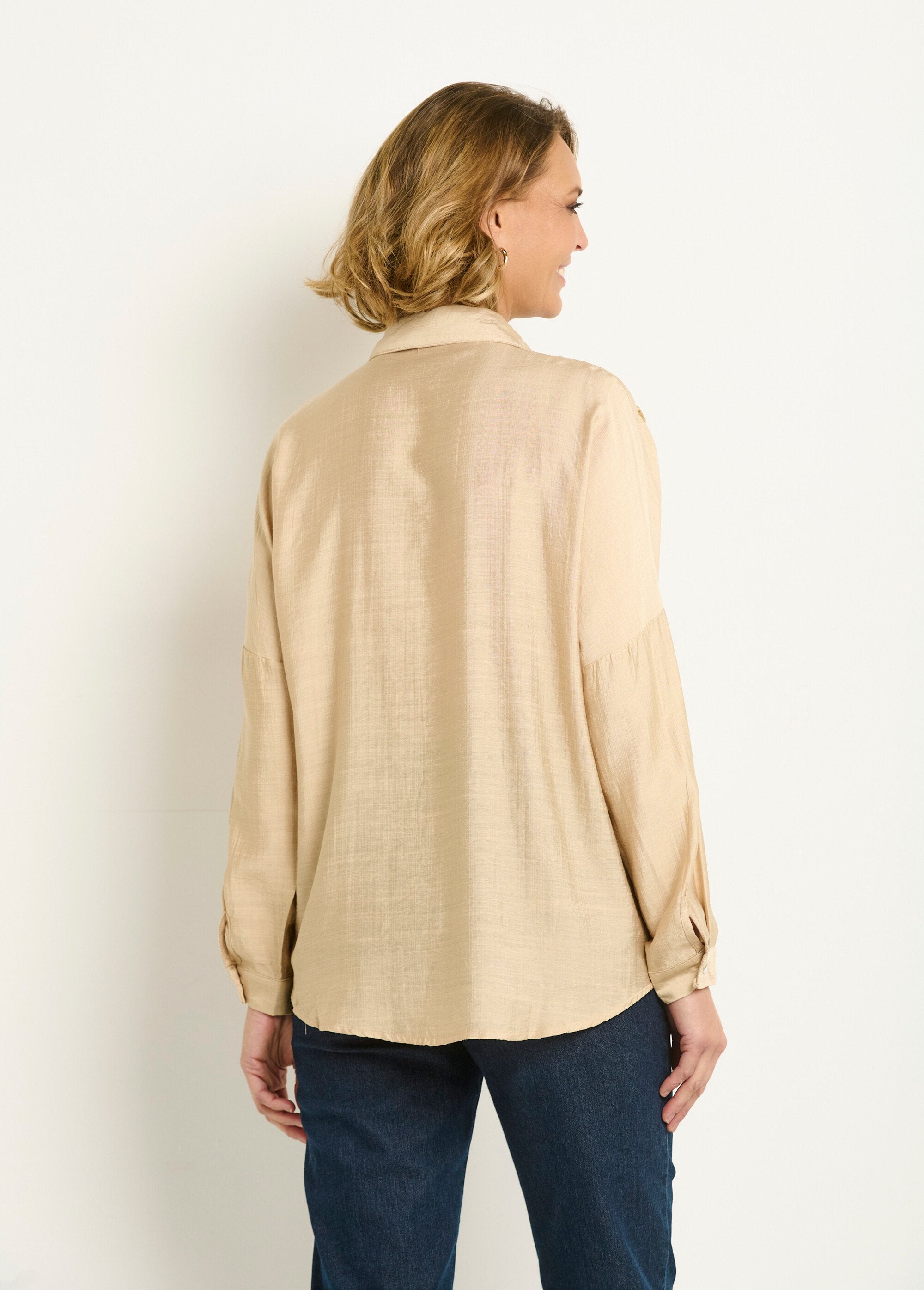 Geborduurde_blouse_met_parels_en_pailletten_Beige_DO1_slim